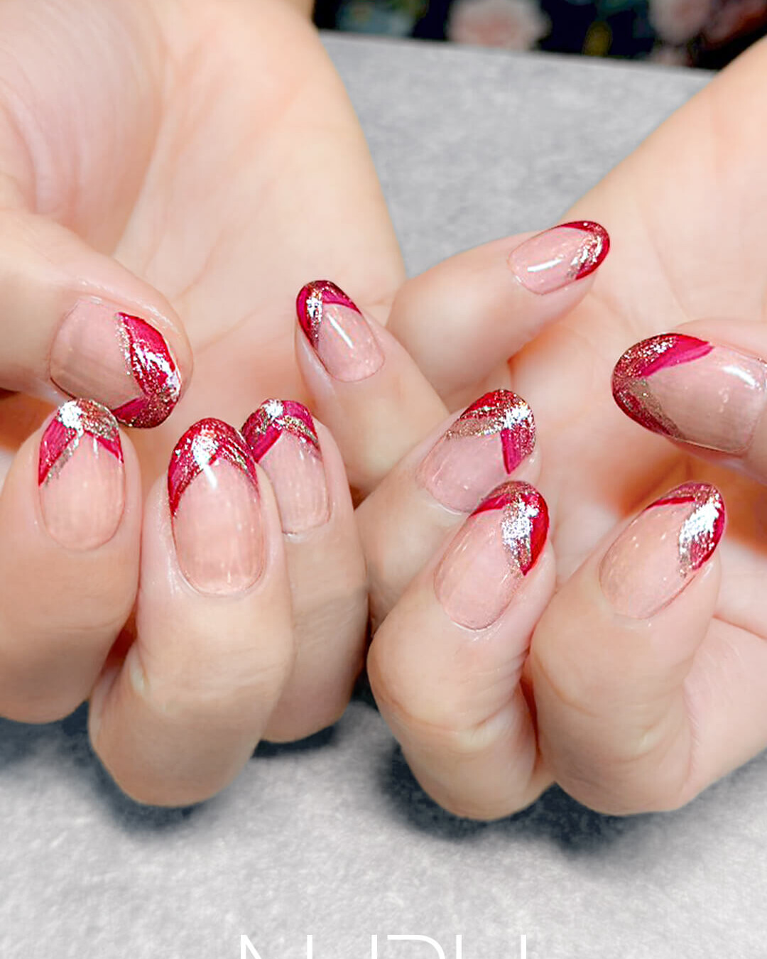 レッド × シルバーの変形フレンチネイル