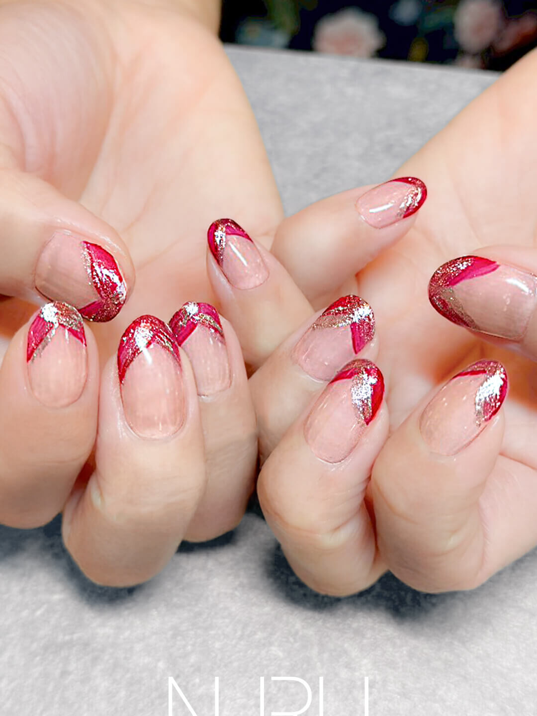 レッド × シルバーの変形フレンチネイル
