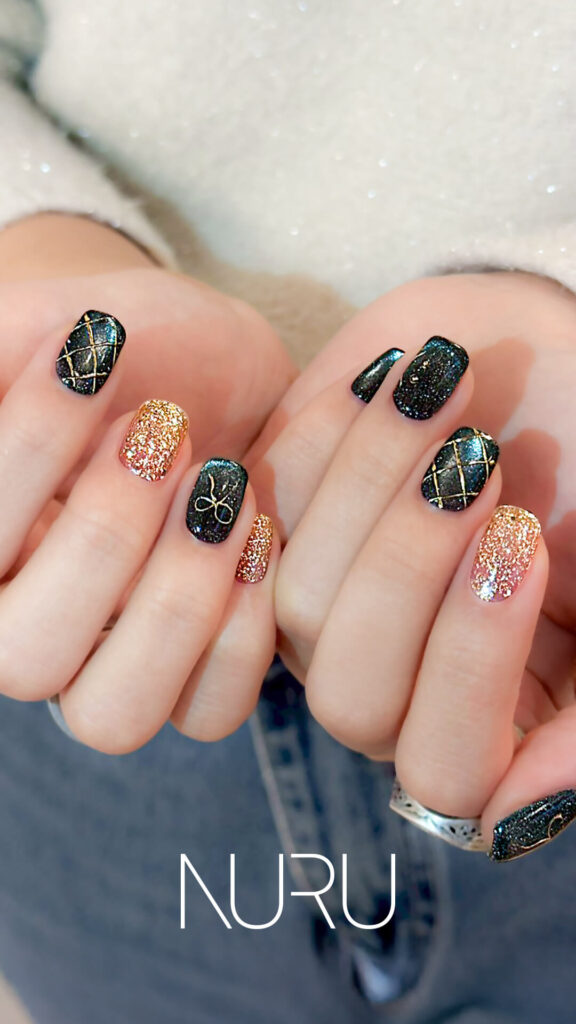 ダークブルー × ゴールドのキルティングネイル