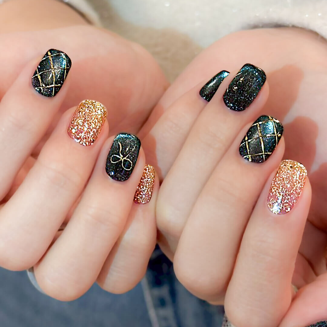 ダークブルー × ゴールドのキルティングネイル