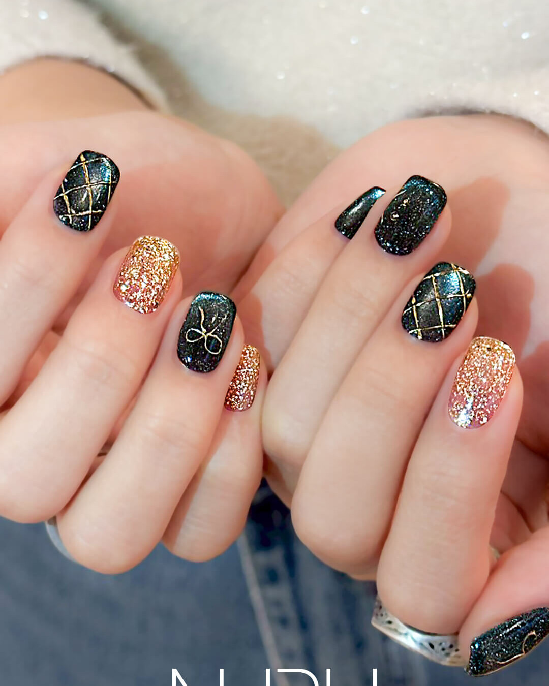 ダークブルー × ゴールドのキルティングネイル