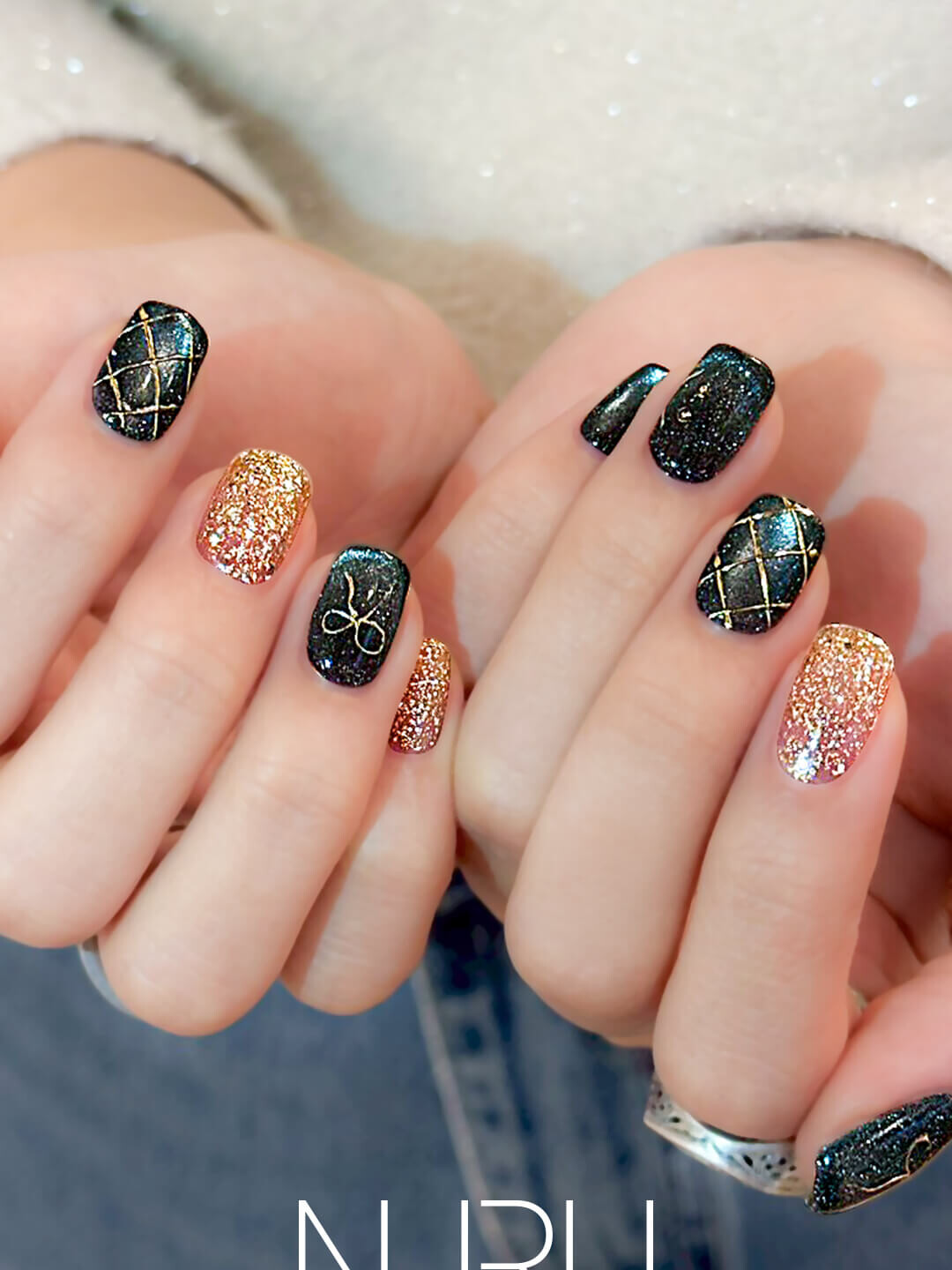 ダークブルー × ゴールドのキルティングネイル