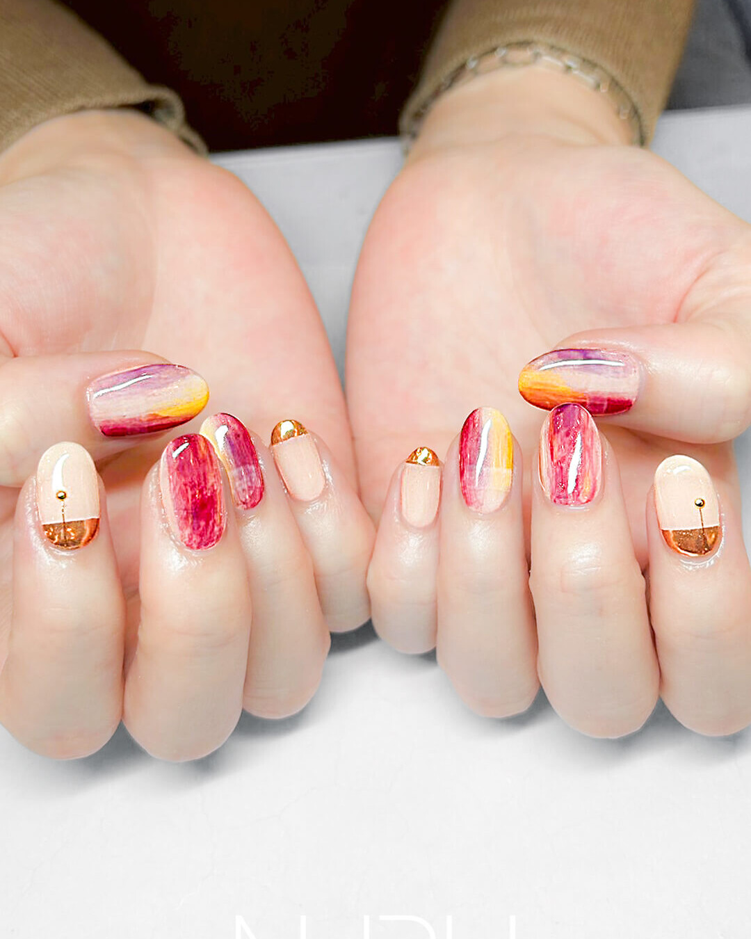 カラー溶け合う、アートなニュアンスネイル