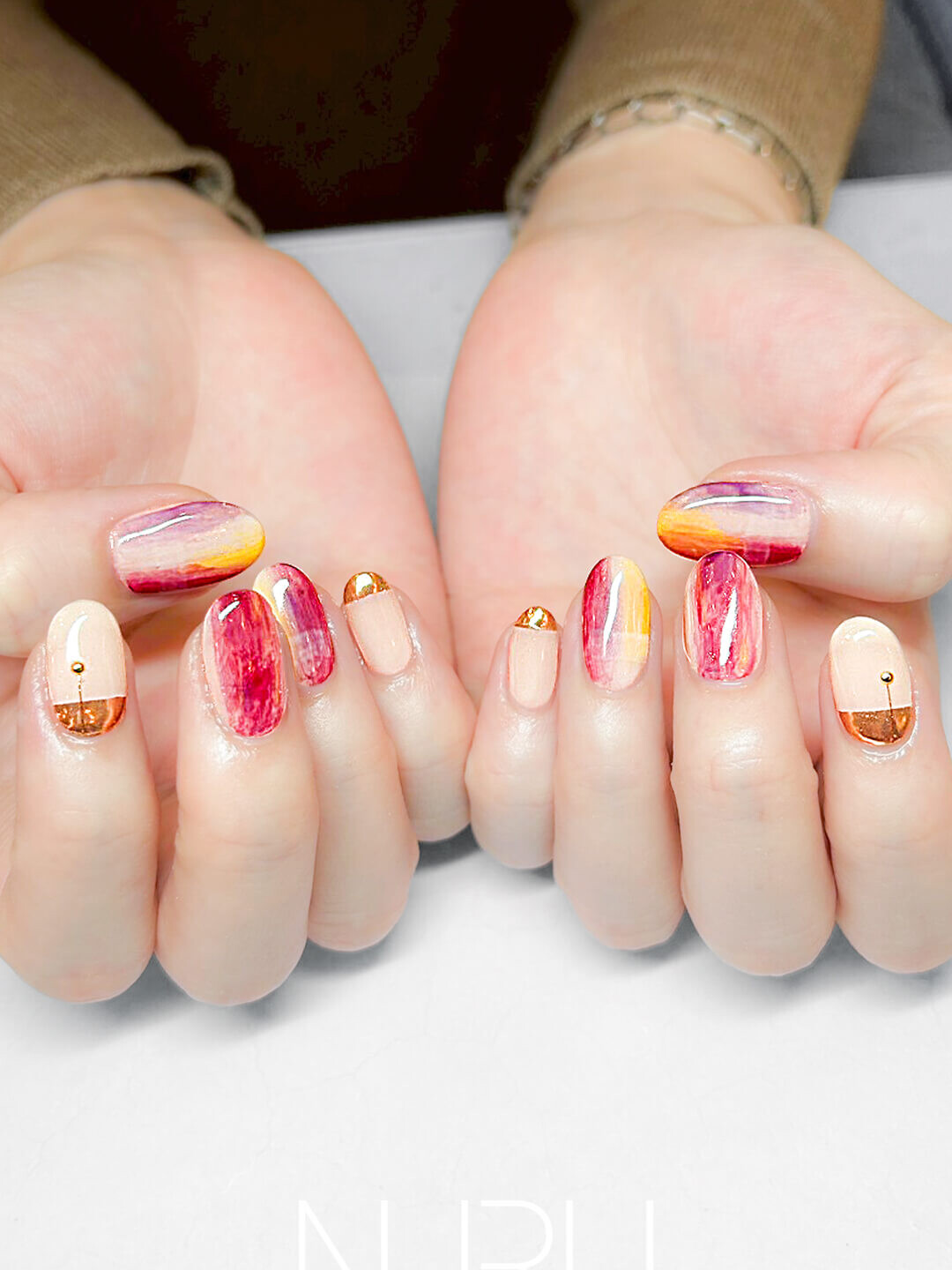 カラー溶け合う、アートなニュアンスネイル