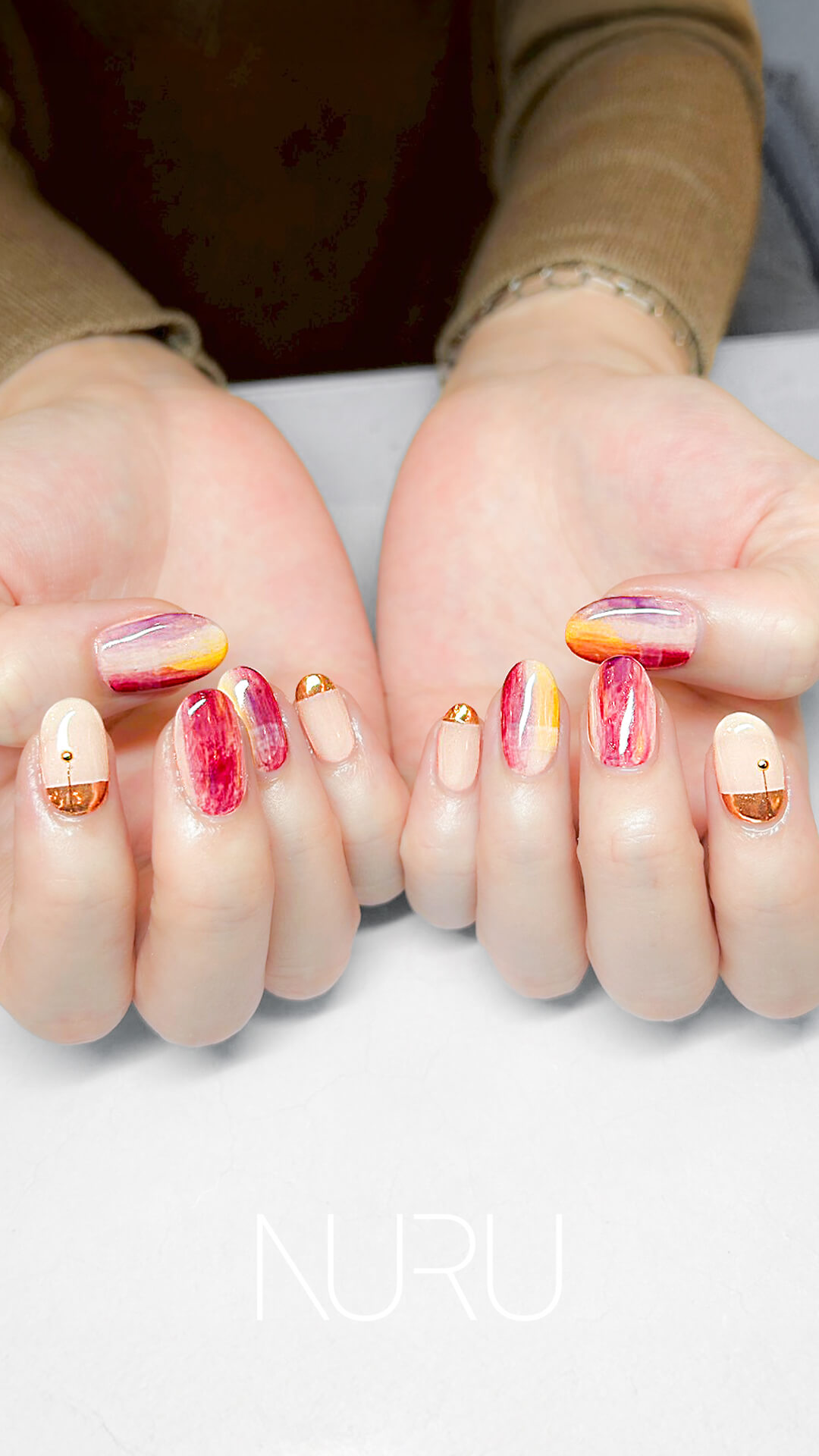 カラー溶け合う、アートなニュアンスネイル