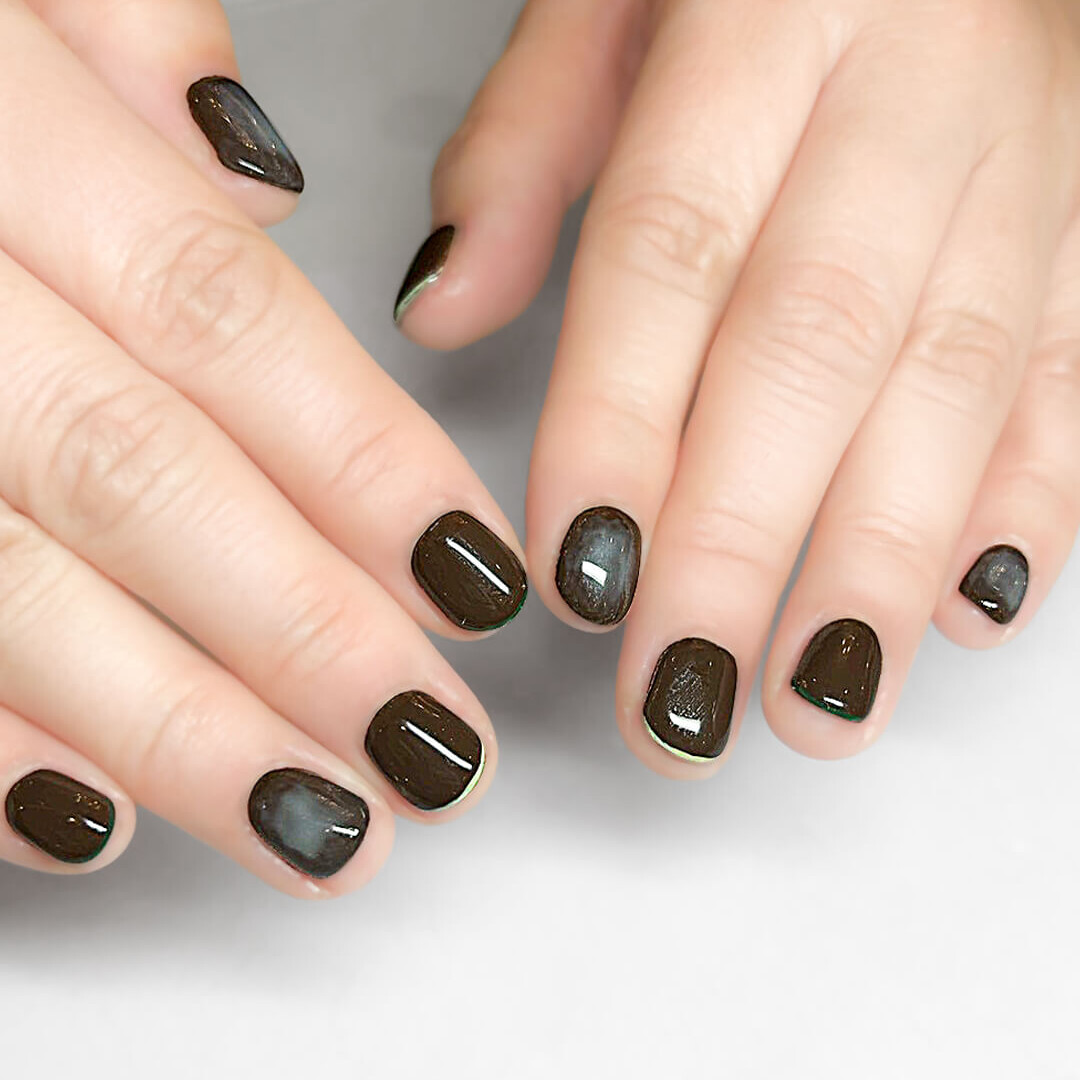 深みのあるカラーにスキニーフレンチで差し色を