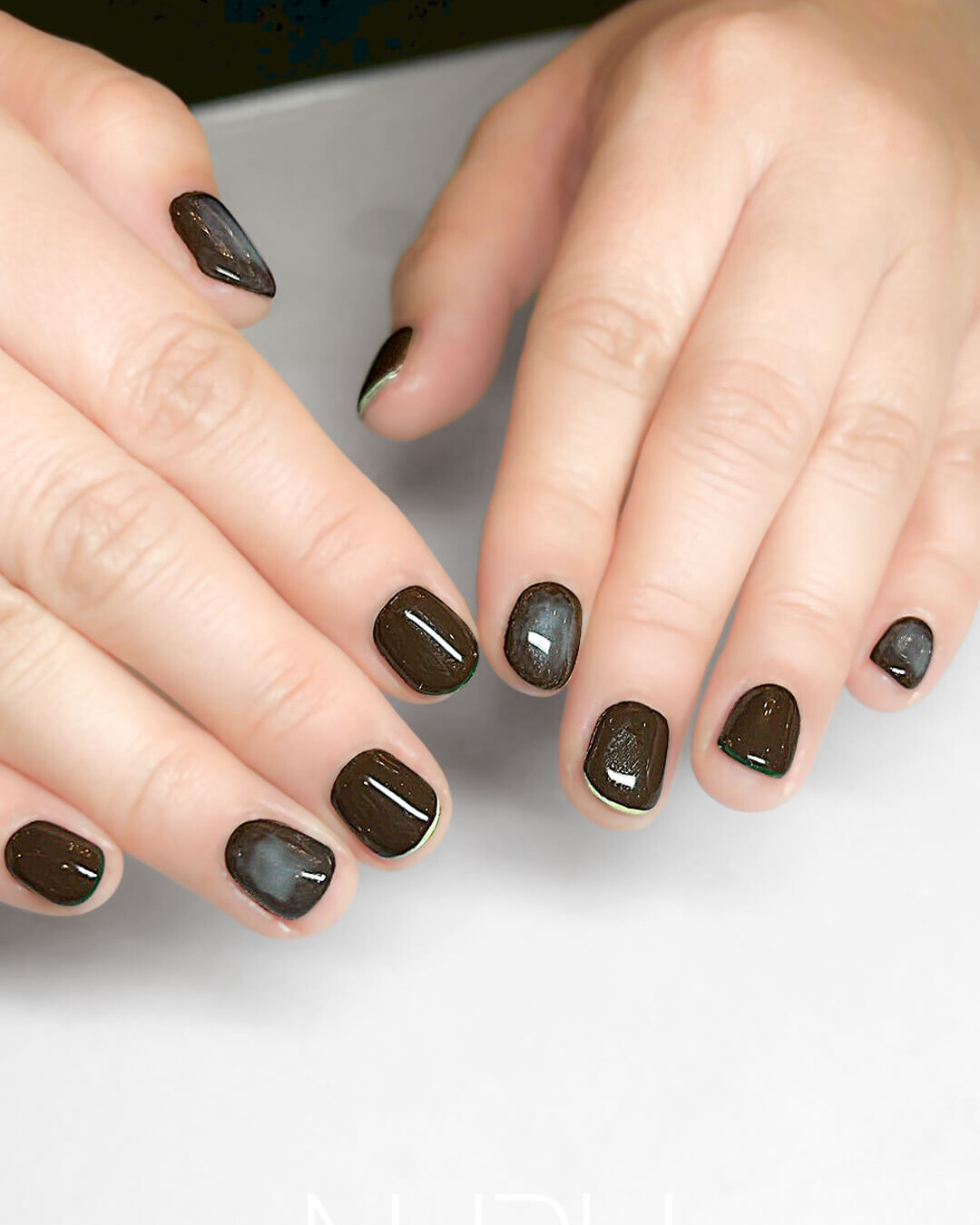 深みのあるカラーにスキニーフレンチで差し色を