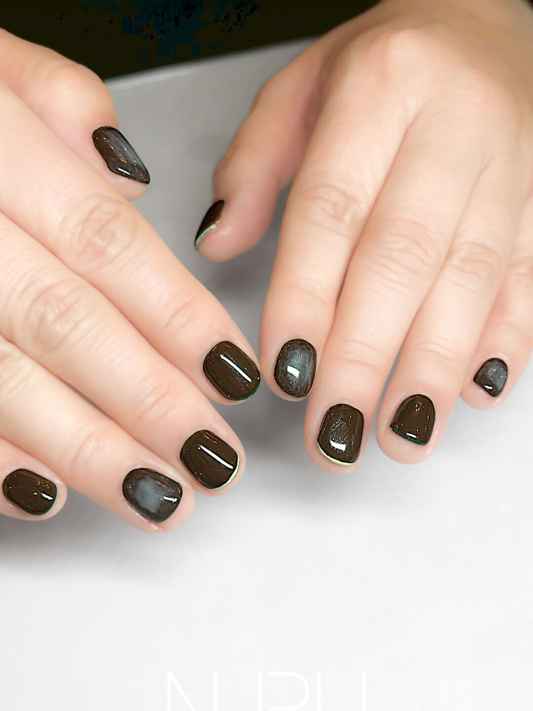 深みのあるカラーにスキニーフレンチで差し色を