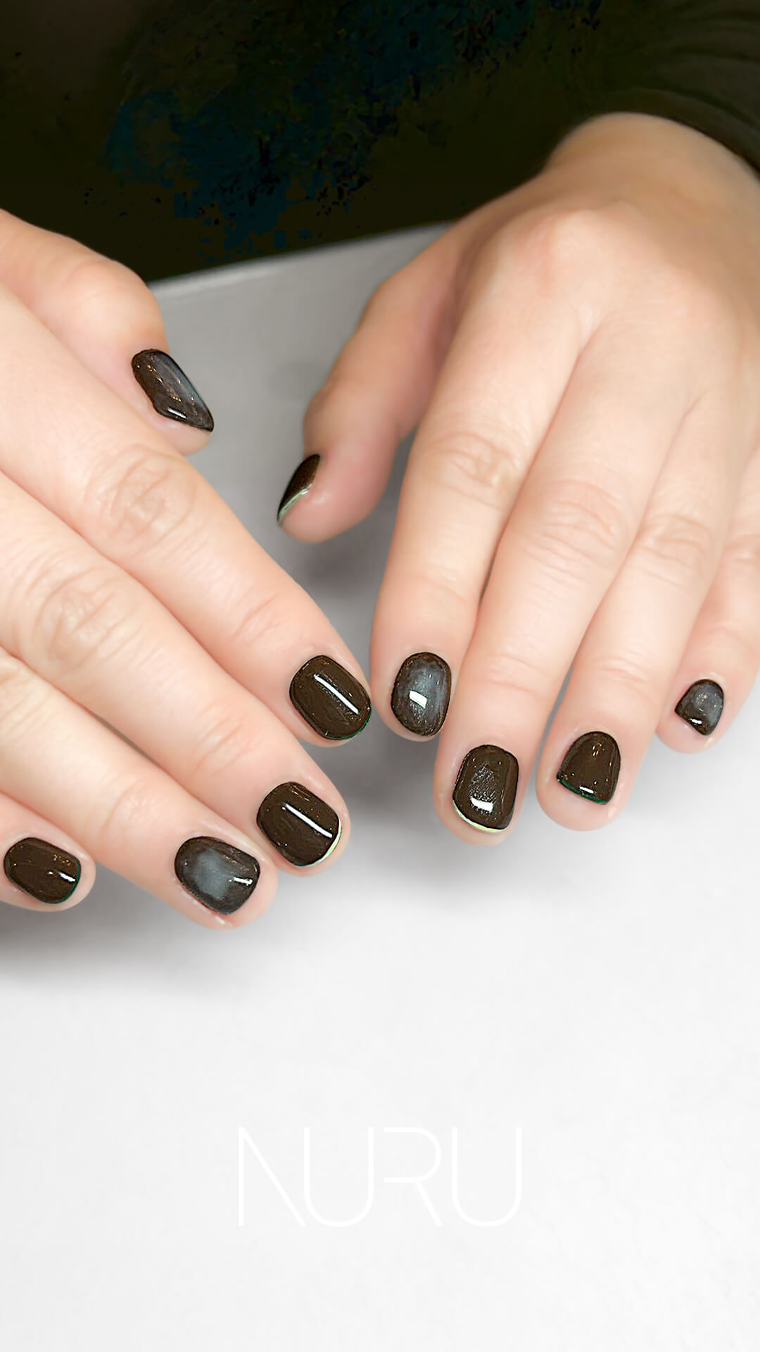 深みのあるカラーにスキニーフレンチで差し色を