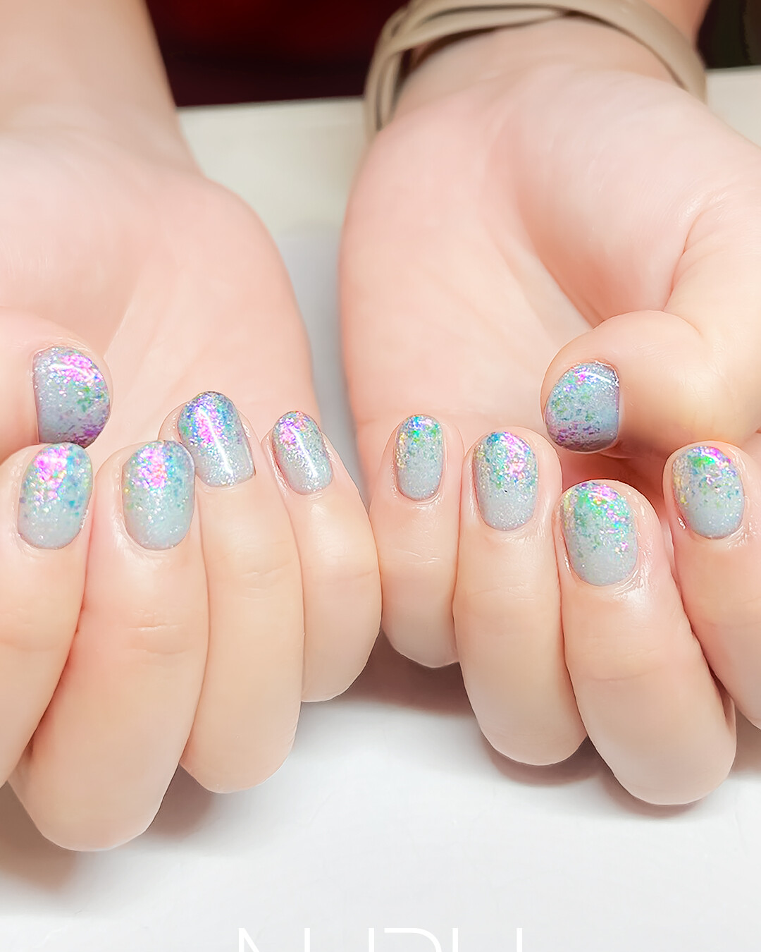 オーロラフレークが舞う、ドリーミーなグラデーションネイル