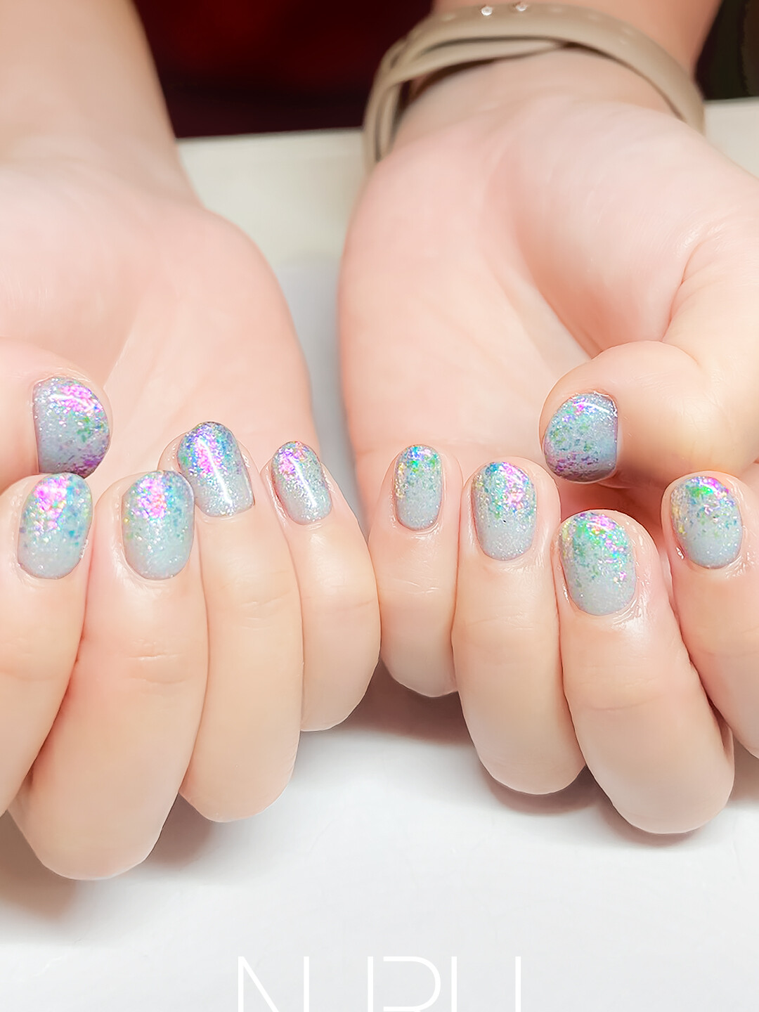 オーロラフレークが舞う、ドリーミーなグラデーションネイル