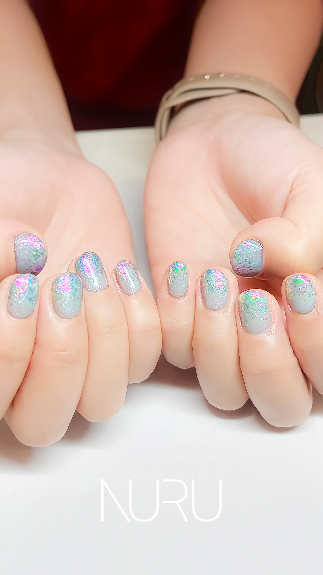 オーロラフレークが舞う、ドリーミーなグラデーションネイル