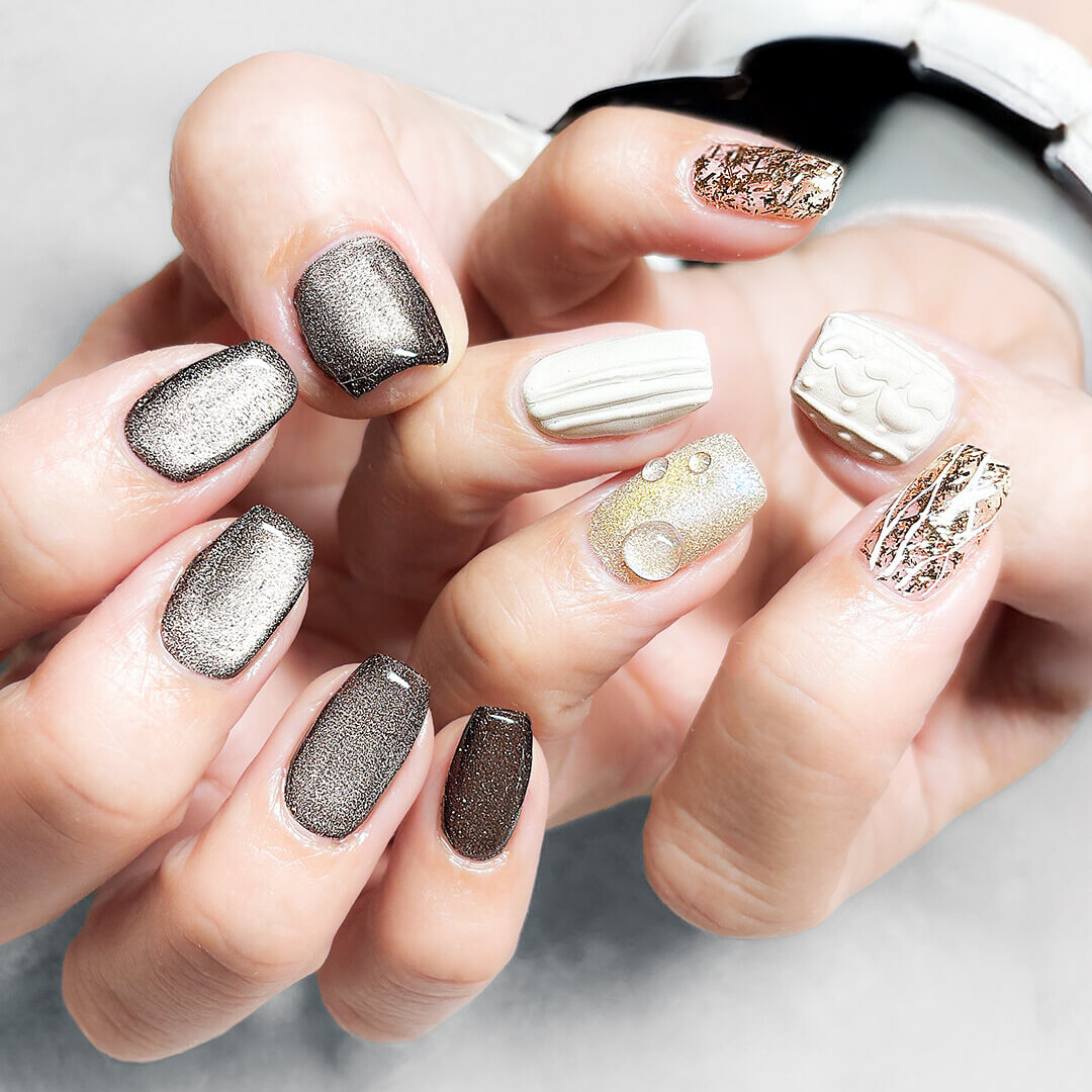 グレーのシックなマグネットネイルと、マットなニット&雫アートを合わせた、上級者アシメネイル