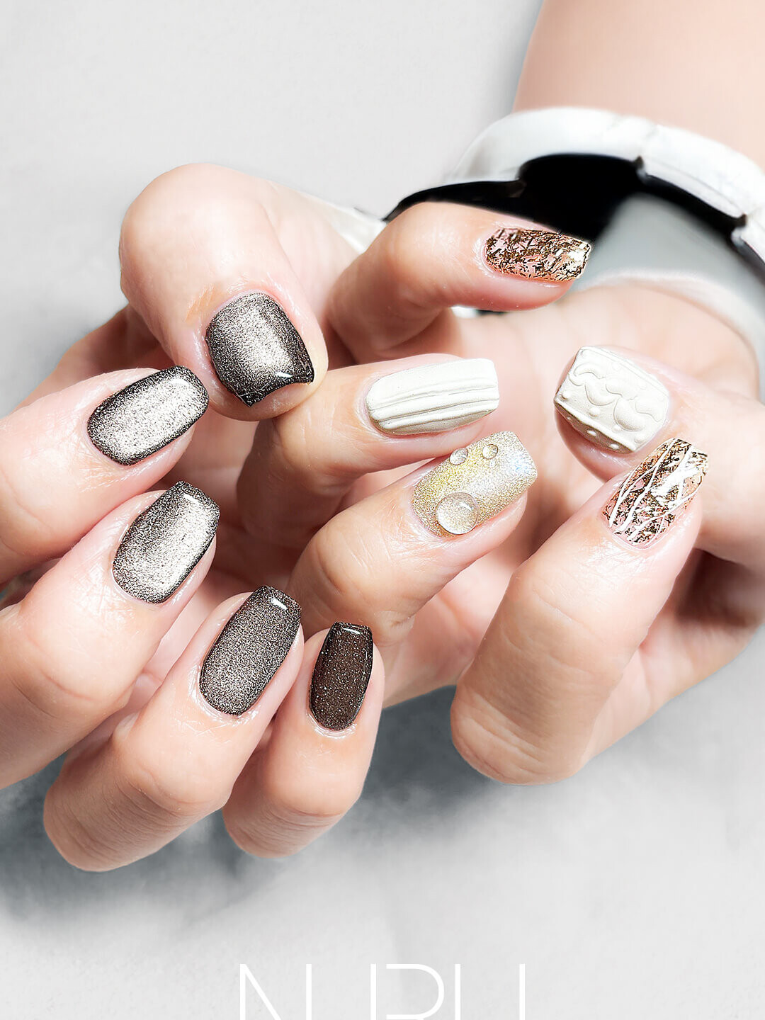 白コーデに映えるネイルカラー｜清潔感とおしゃれを両立する色選び