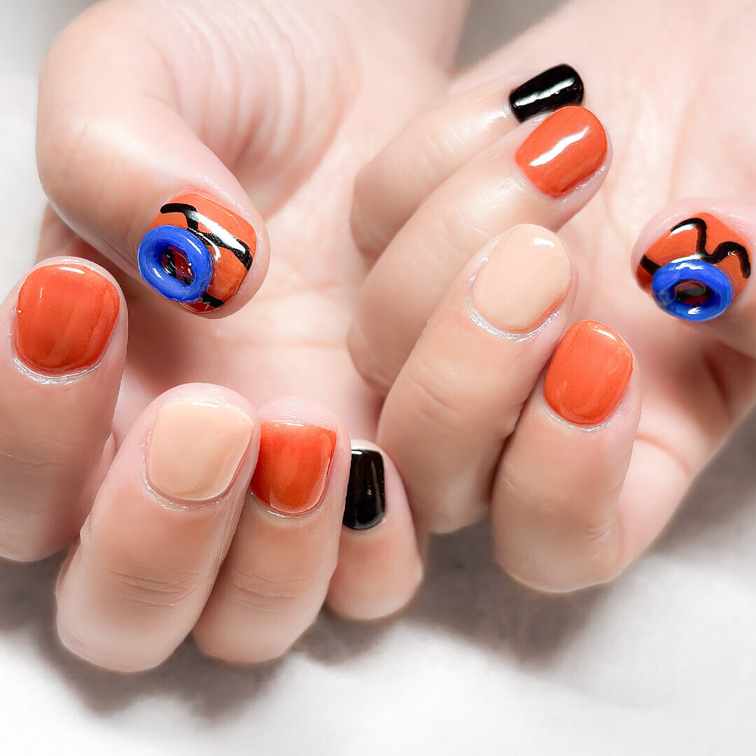 パンプキンオレンジに、ビビットなブルーのアクセント