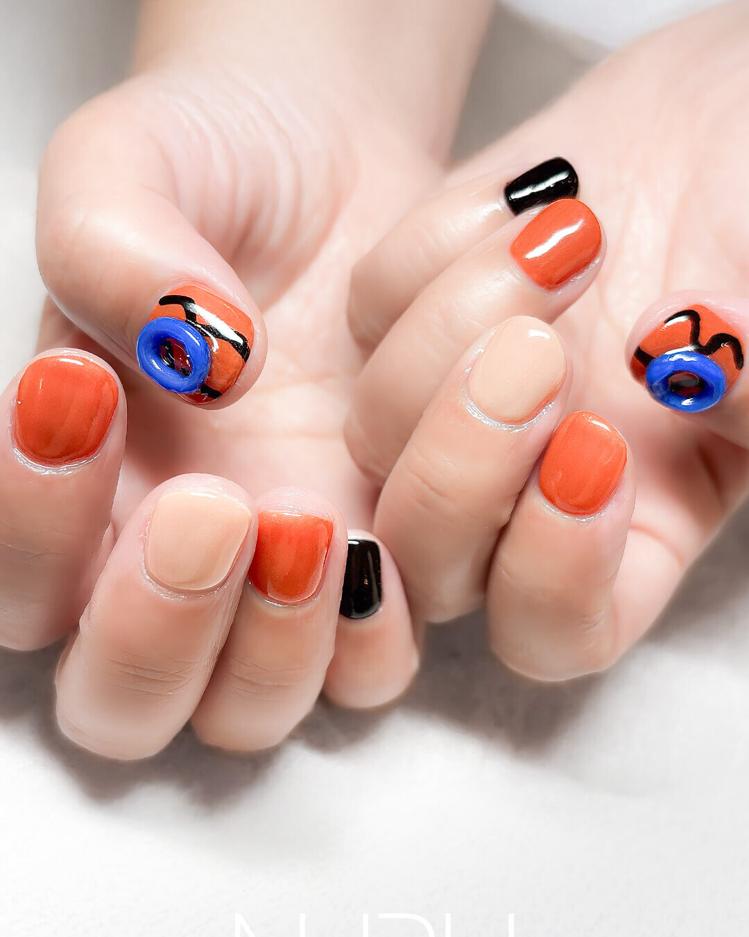 パンプキンオレンジに、ビビットなブルーのアクセント