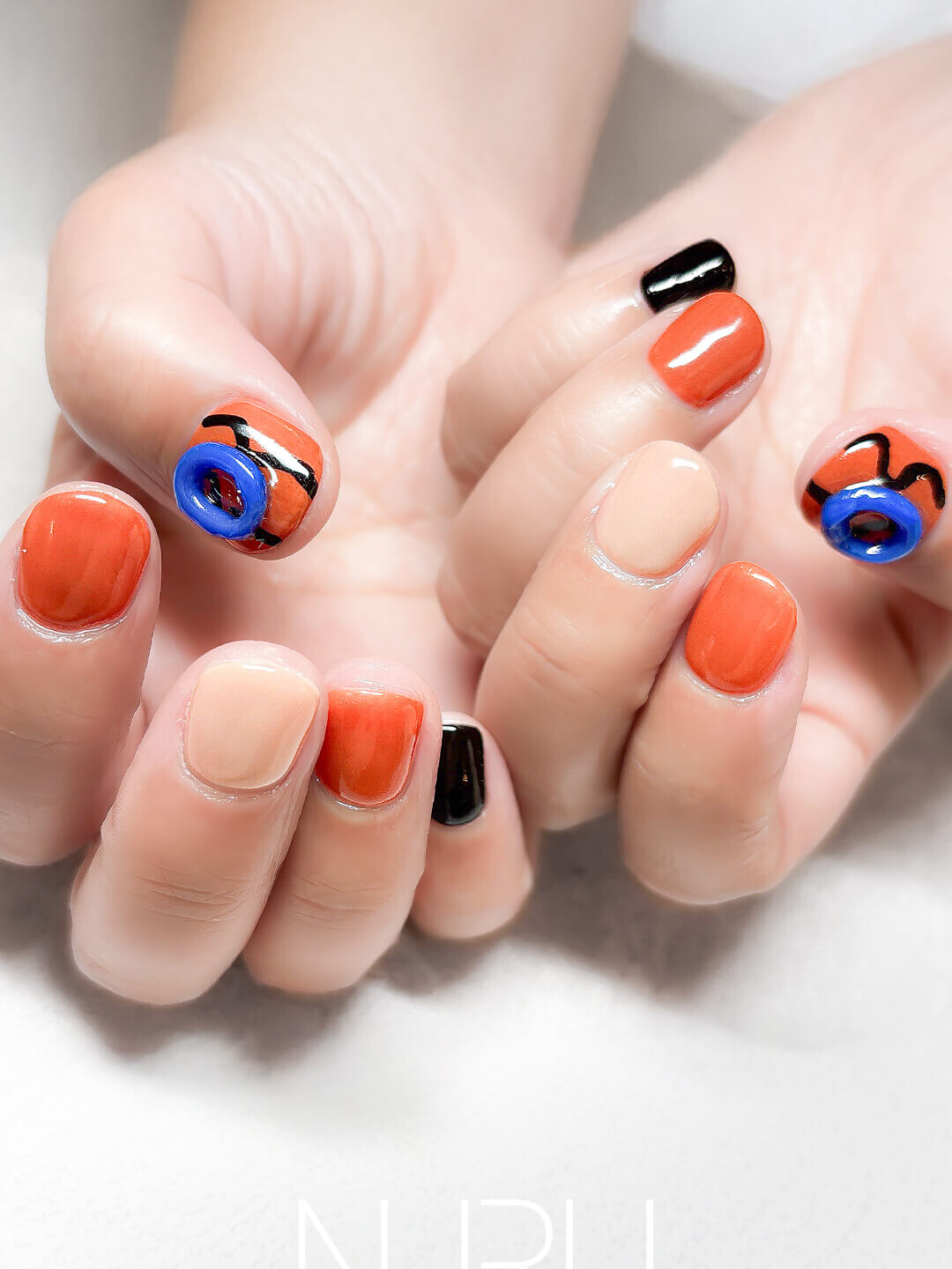 パンプキンオレンジに、ビビットなブルーのアクセント