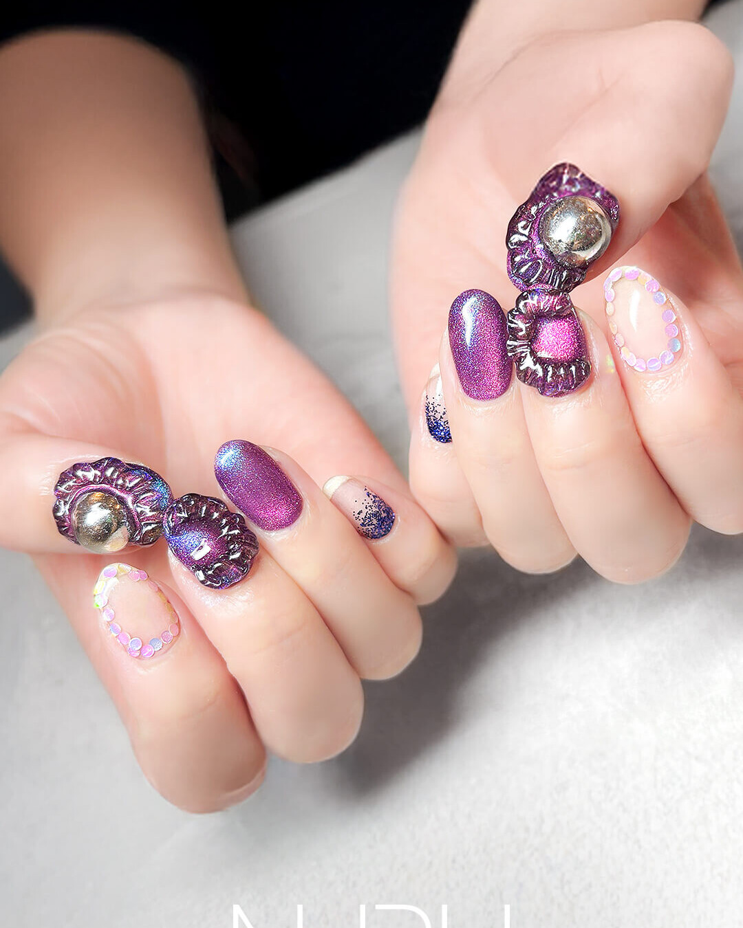 奇妙なうねうねと、大胆シルバーパーツがとっても個性的なデザイン