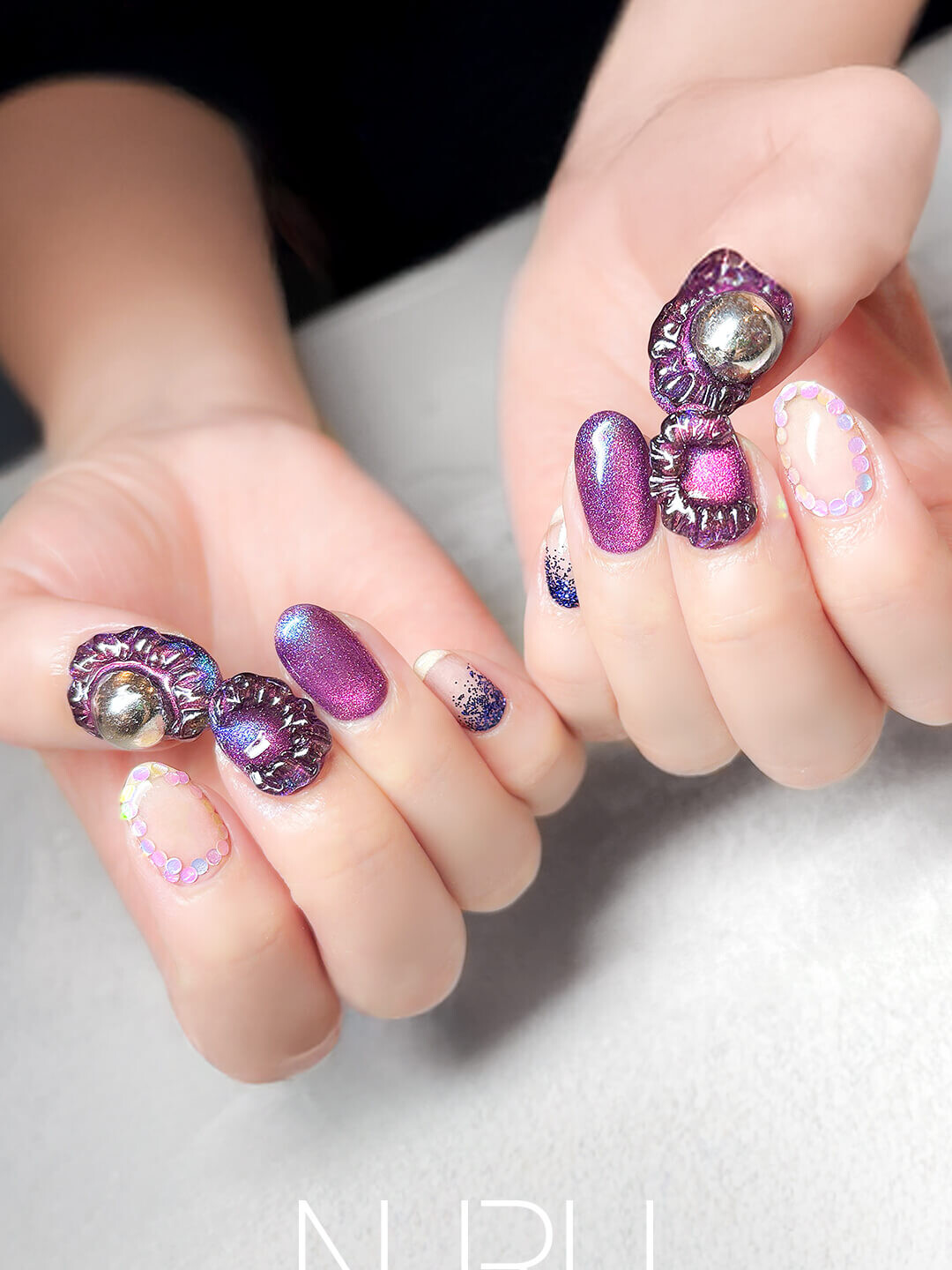 奇妙なうねうねと、大胆シルバーパーツがとっても個性的なデザイン