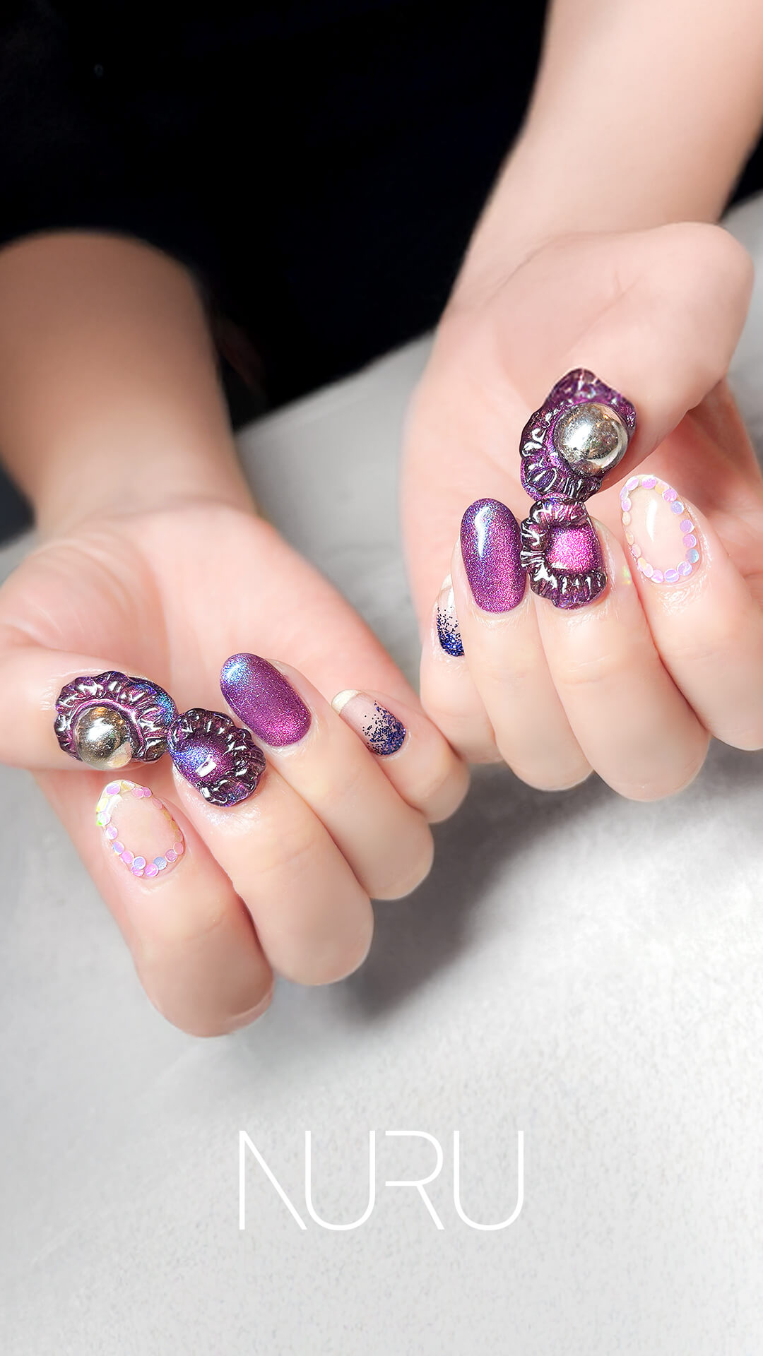 奇妙なうねうねと、大胆シルバーパーツがとっても個性的なデザイン