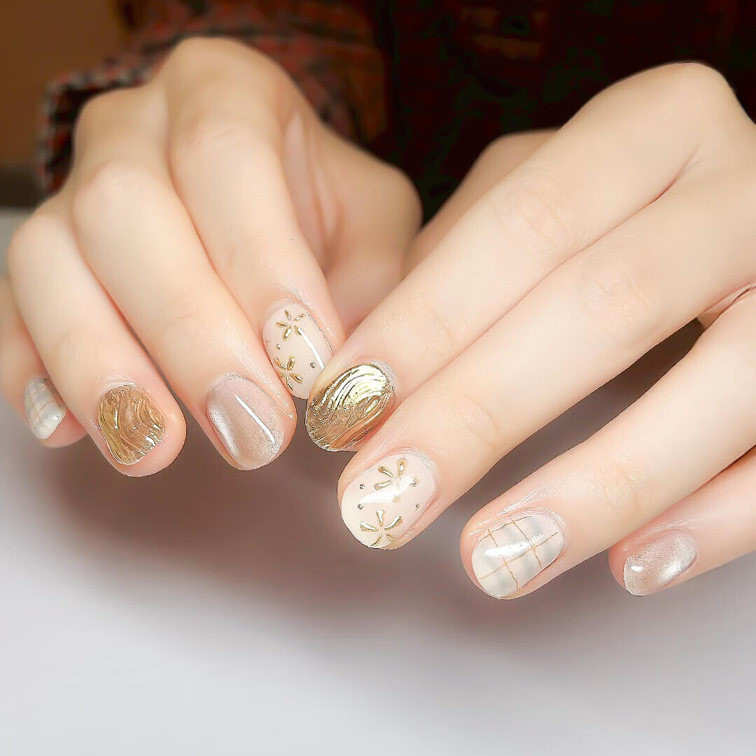 可愛らしいホワイトベースのネイルデザイン！