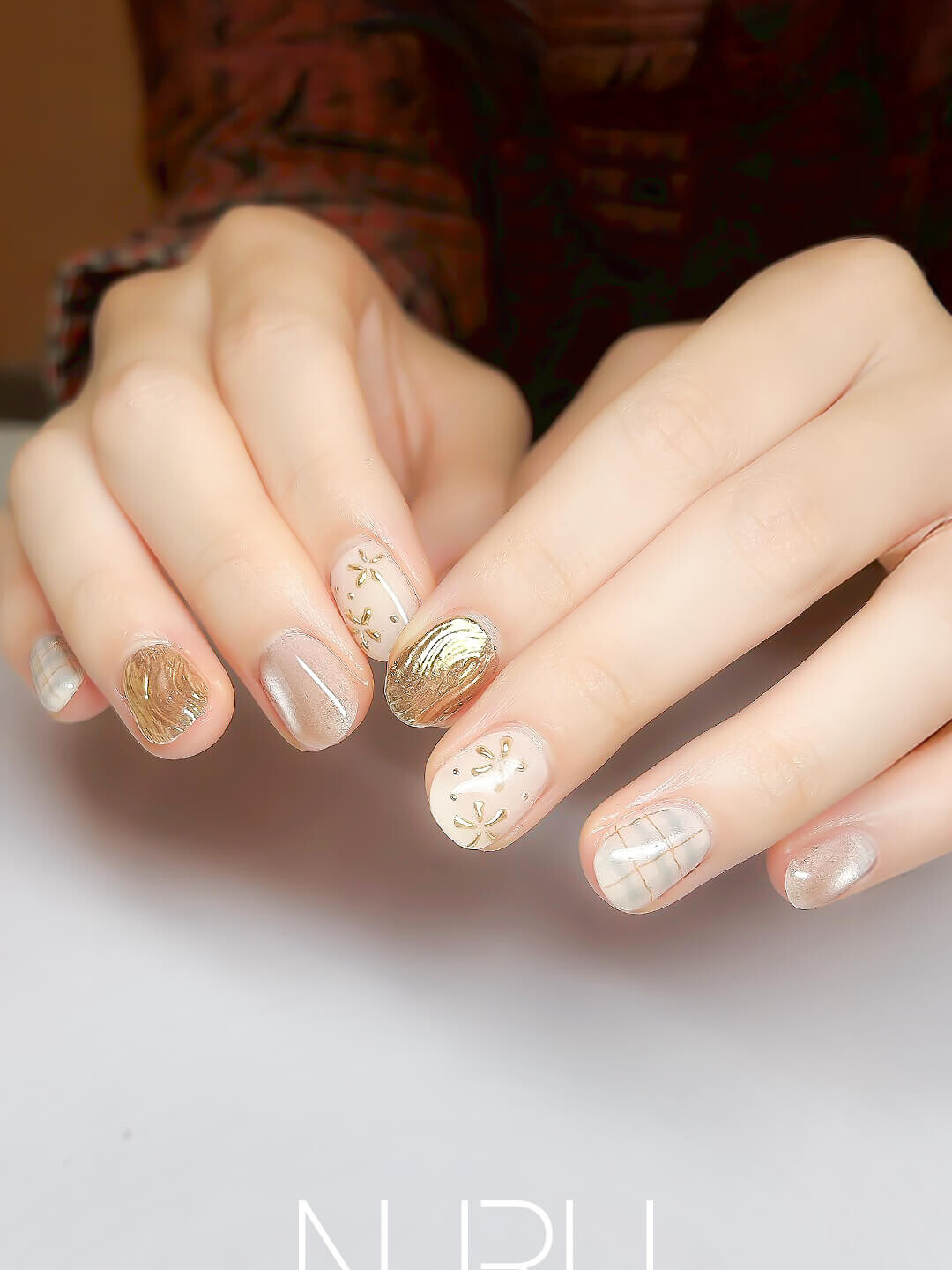 可愛らしいホワイトベースのネイルデザイン！