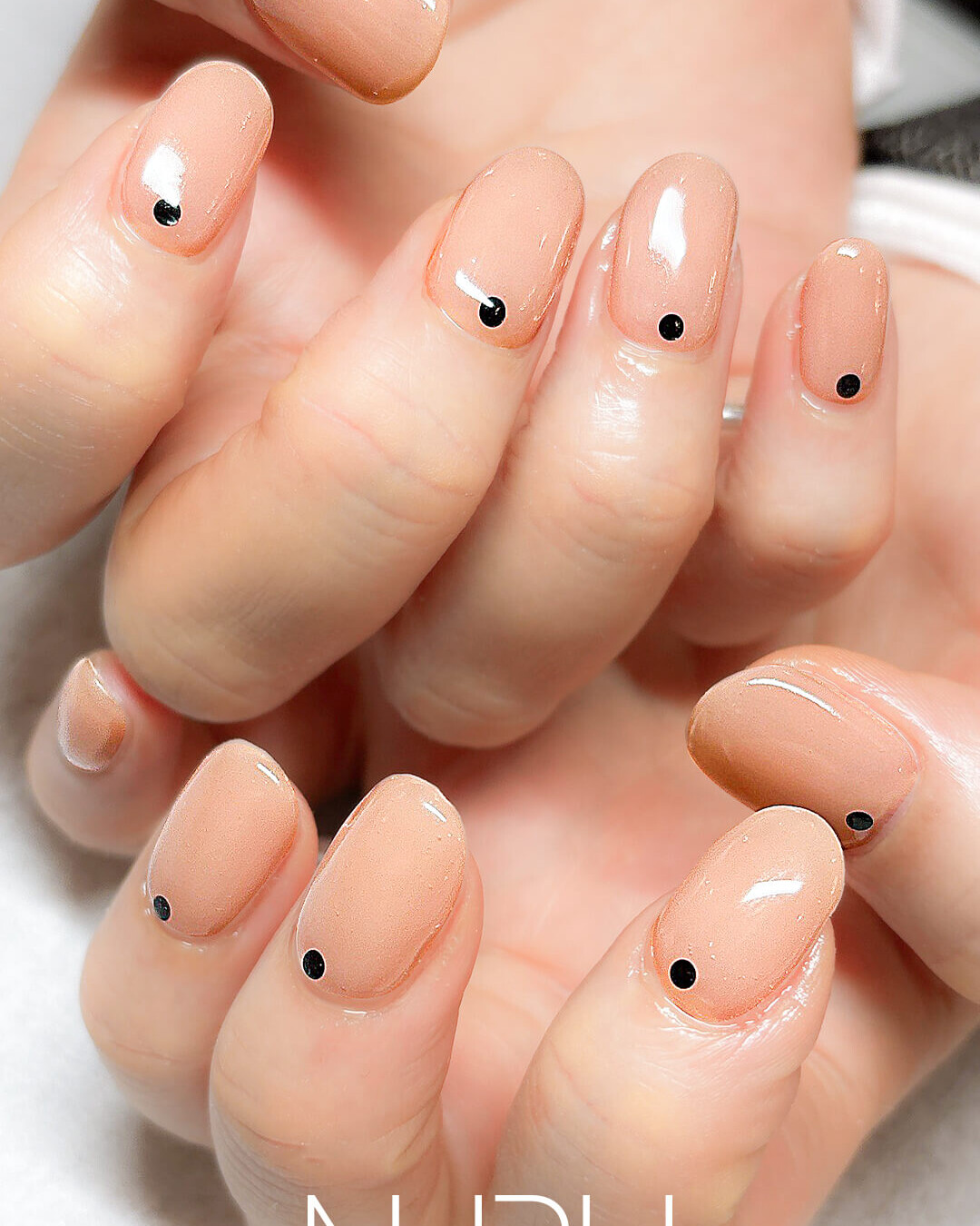 ヌーディーなベージュピンクに、ブラックのアクセントホログラムを