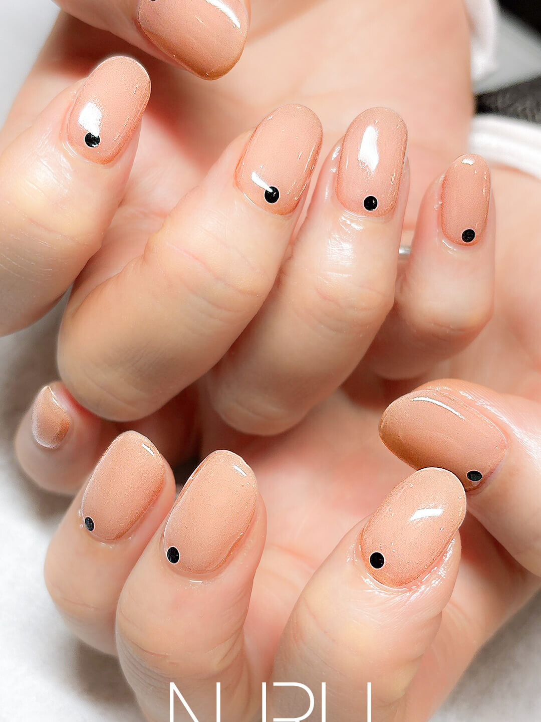 ヌーディーなベージュピンクに、ブラックのアクセントホログラムを