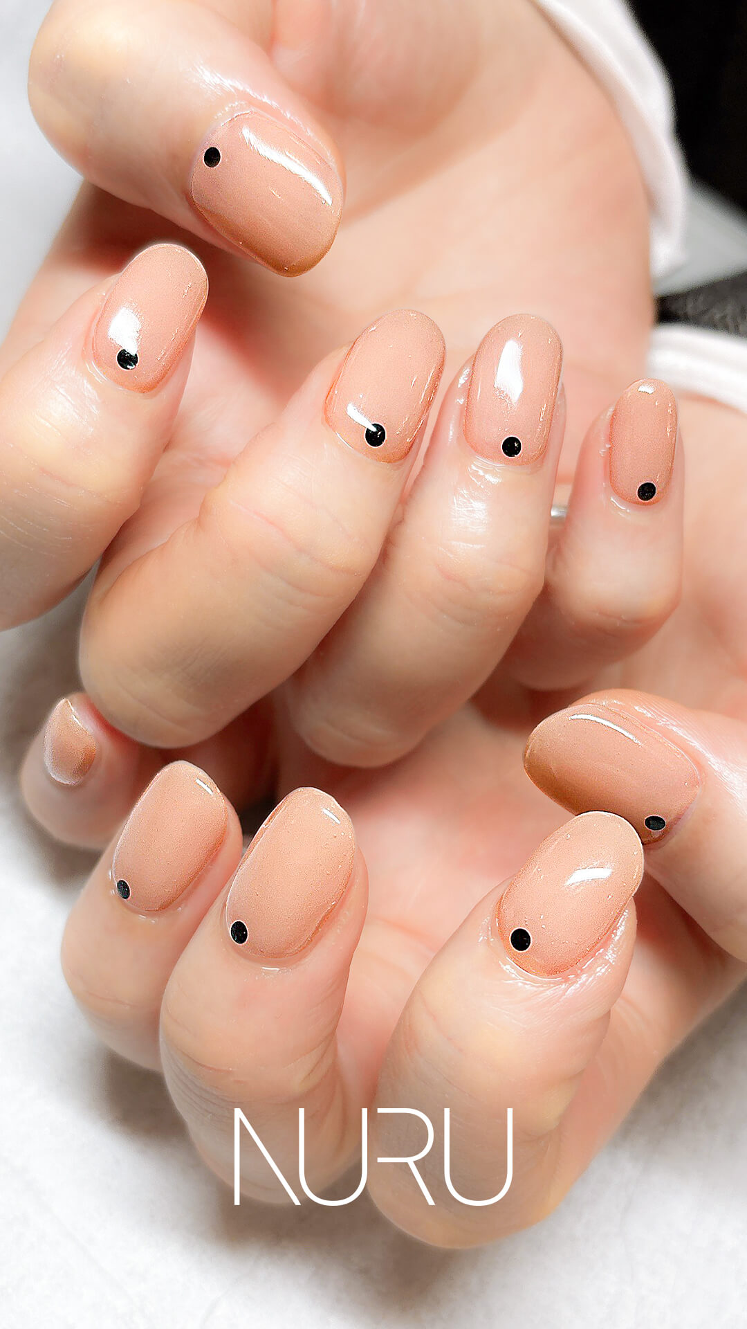 ヌーディーなベージュピンクに、ブラックのアクセントホログラムを