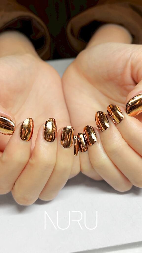 シャンパンゴールドに輝く、主役級ネイル