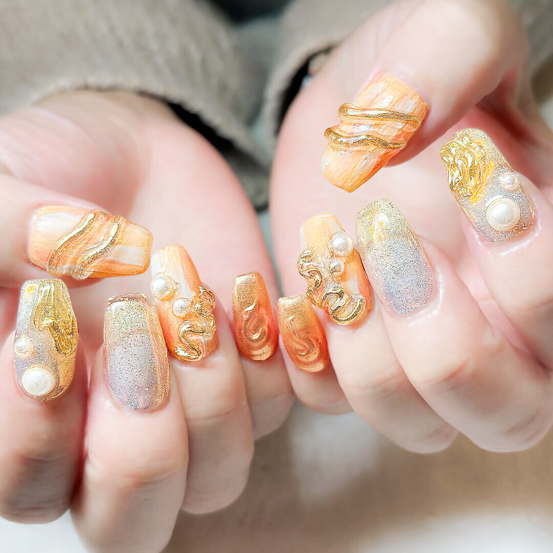 大振りのパーツがアクセントのニュアンスデザイン