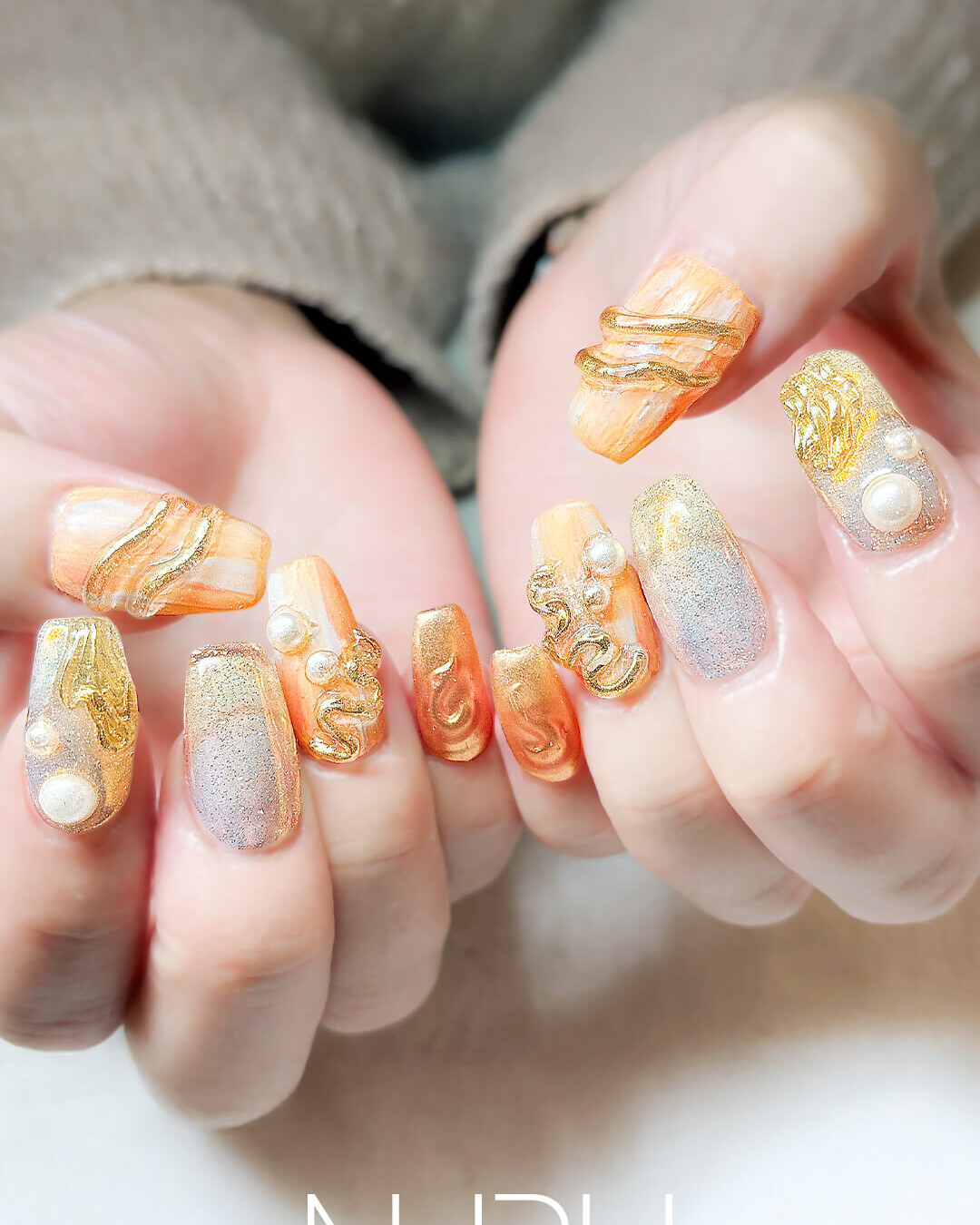 大振りのパーツがアクセントのニュアンスデザイン