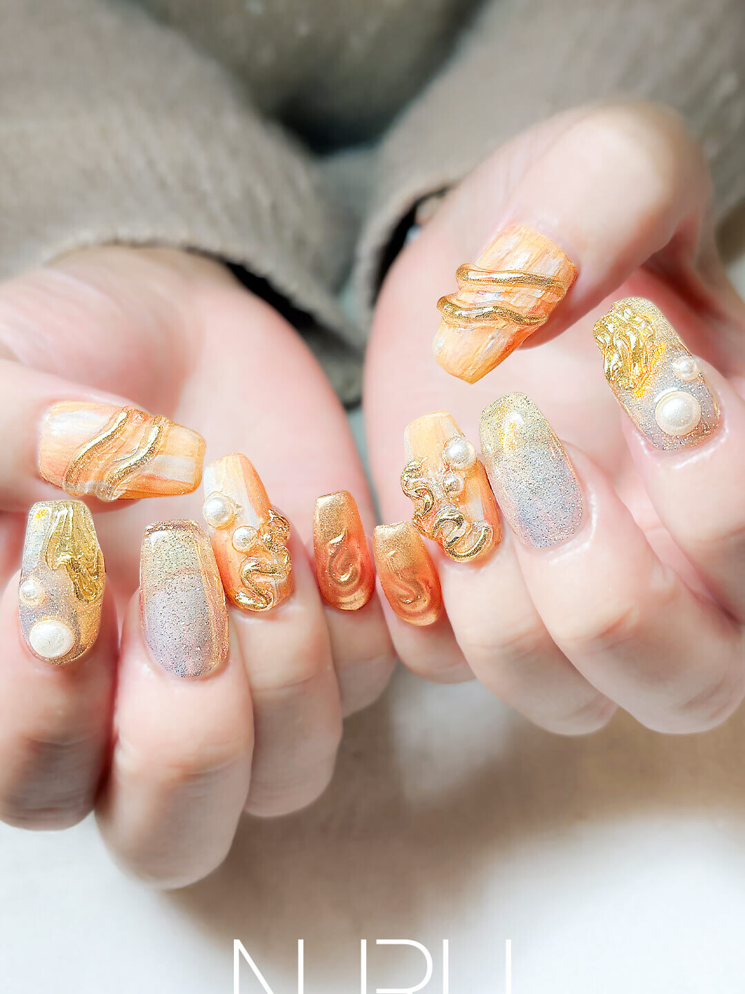 大振りのパーツがアクセントのニュアンスデザイン