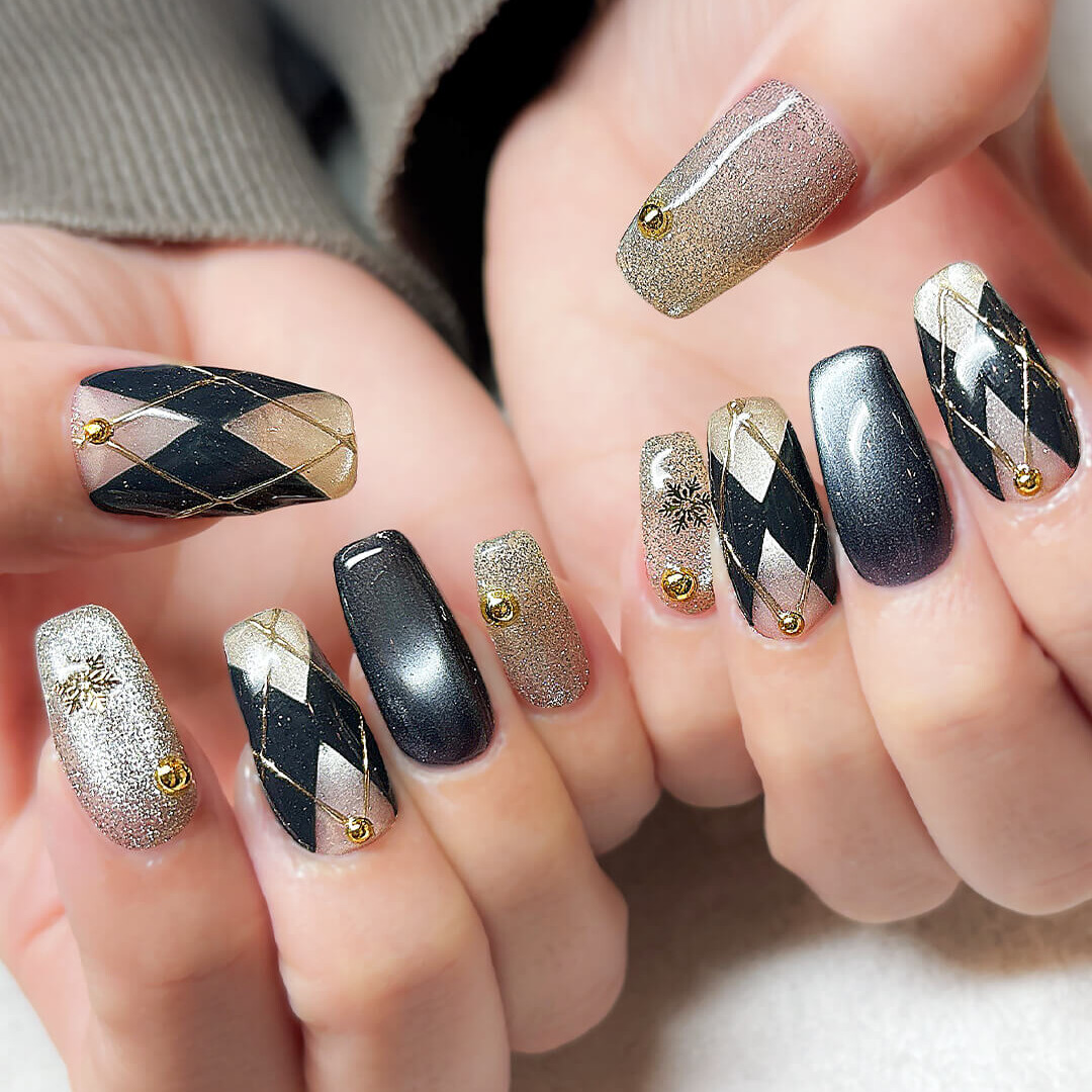 寒い季節にぴったりの、チェック柄ネイル