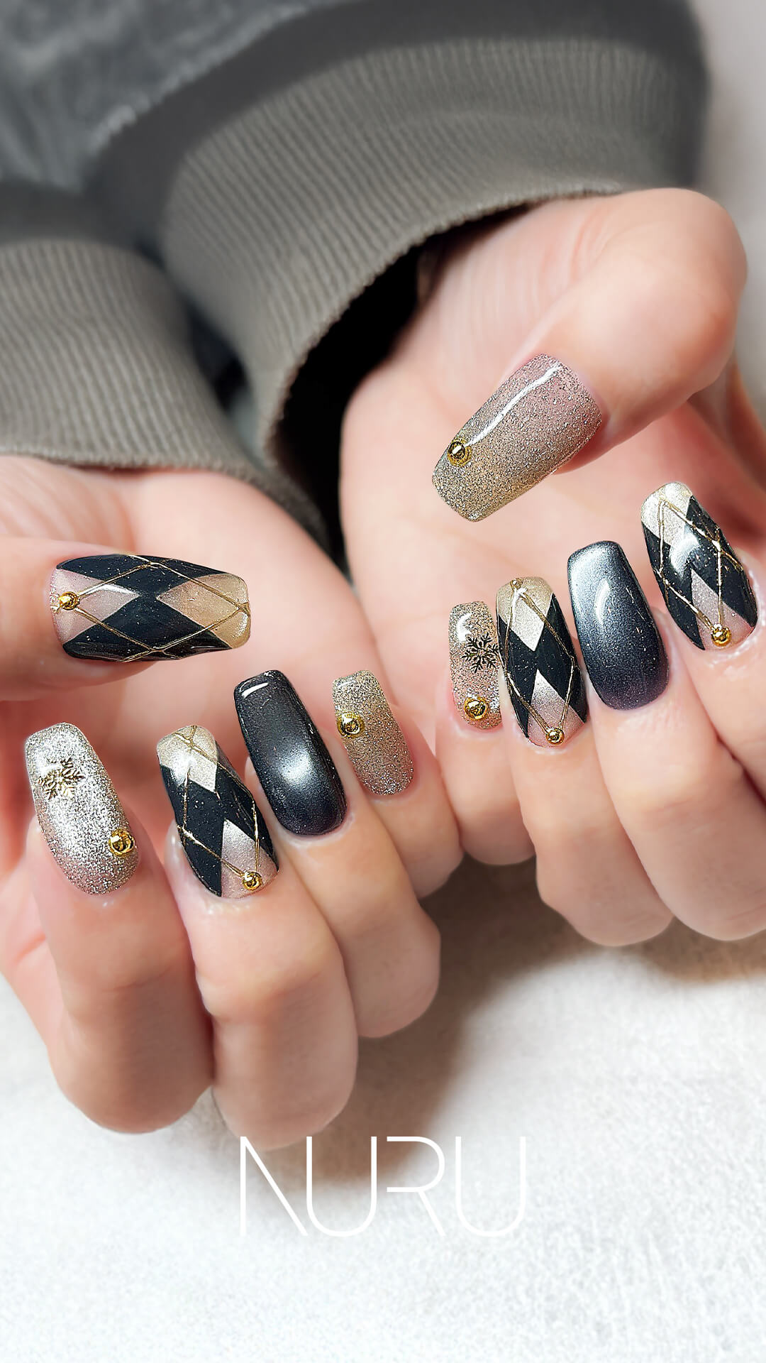 寒い季節にぴったりの、チェック柄ネイル