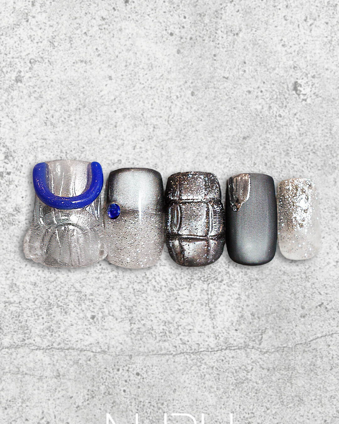 クリア系のシルバーや、深みのあるシルバー…さまざまなシルバーをあわせて