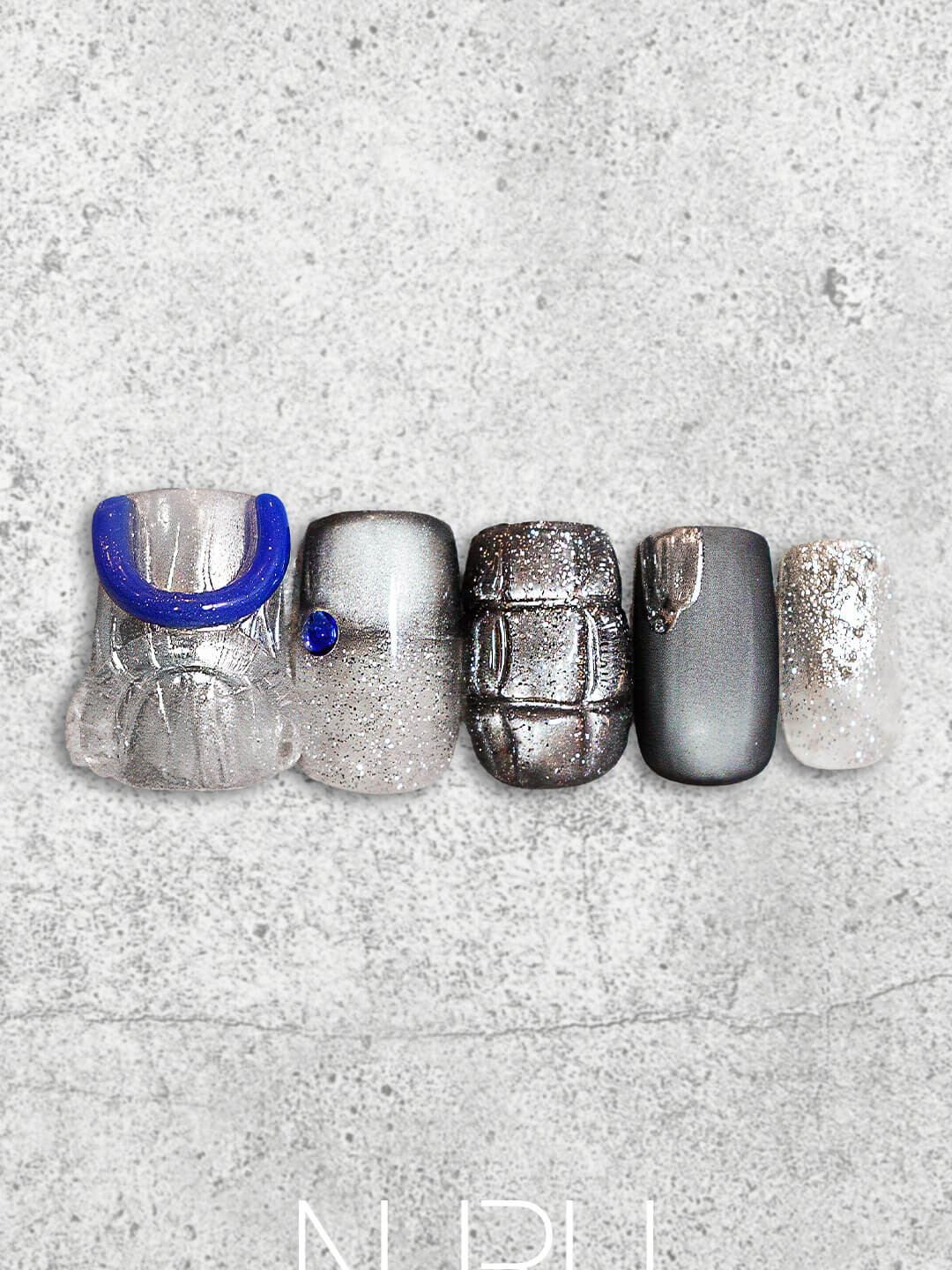 クリア系のシルバーや、深みのあるシルバー…さまざまなシルバーをあわせて