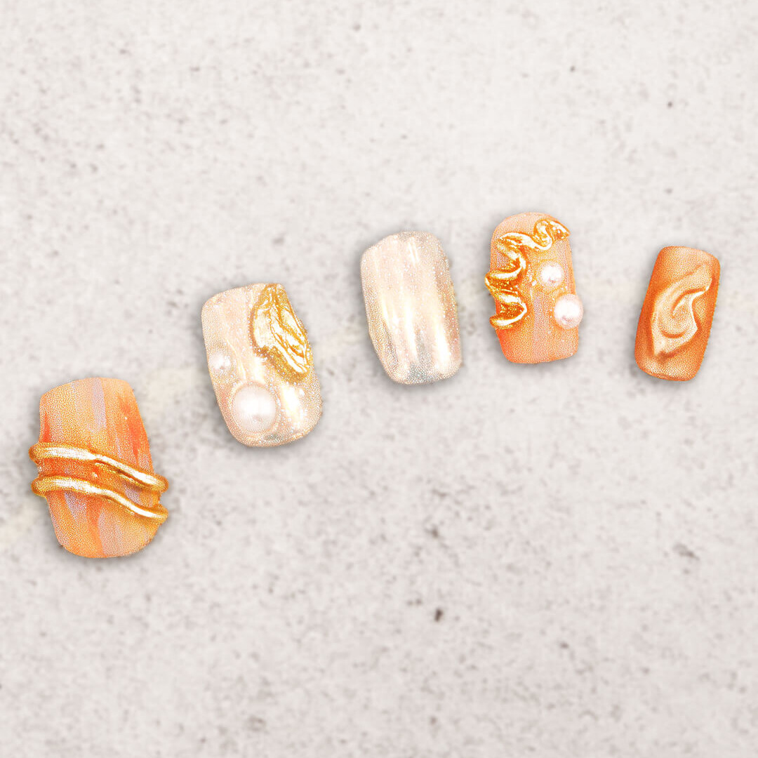 小さな桜貝のようなオレンジピンクをベースに、ホワイトパールをアクセントにしたデザイン