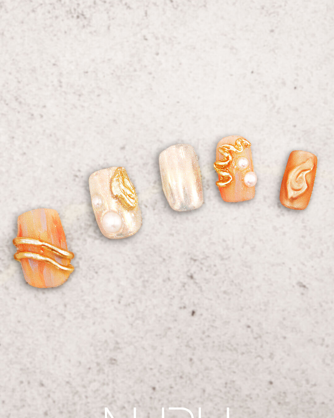 小さな桜貝のようなオレンジピンクをベースに、ホワイトパールをアクセントにしたデザイン
