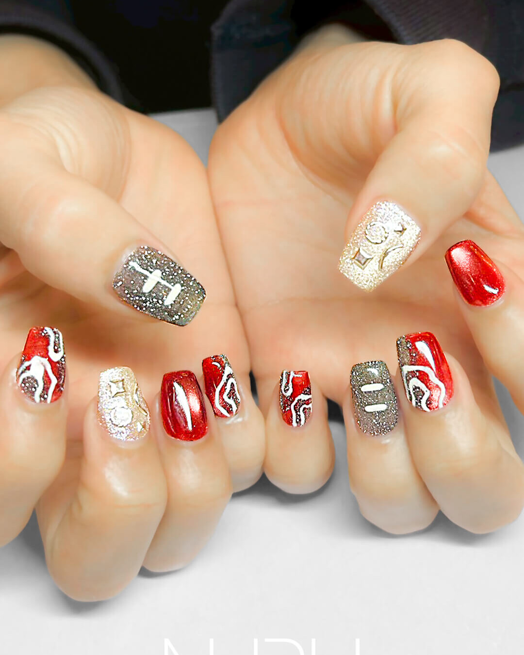 レッド×グレー×ホワイトで創る、NURU　NAIL 新宿のオリジナル定額デザイン