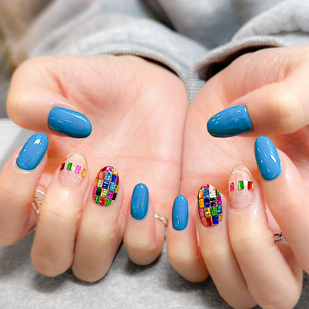 カラフルな長方形ホログラムとワンカラーを組み合わせる、NURUオリジナルの個性派定額デザイン