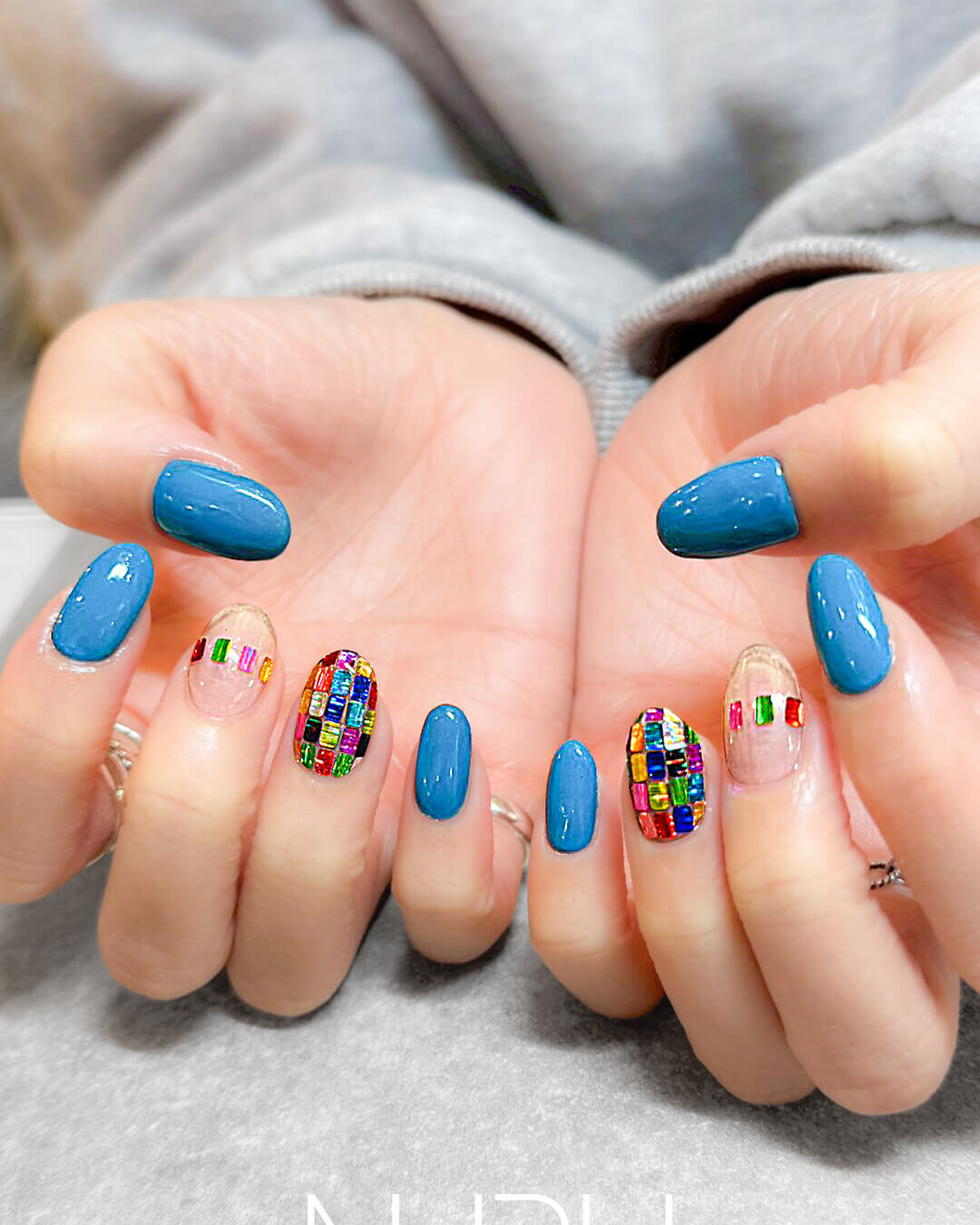 カラフルな長方形ホログラムとワンカラーを組み合わせる、NURUオリジナルの個性派定額デザイン