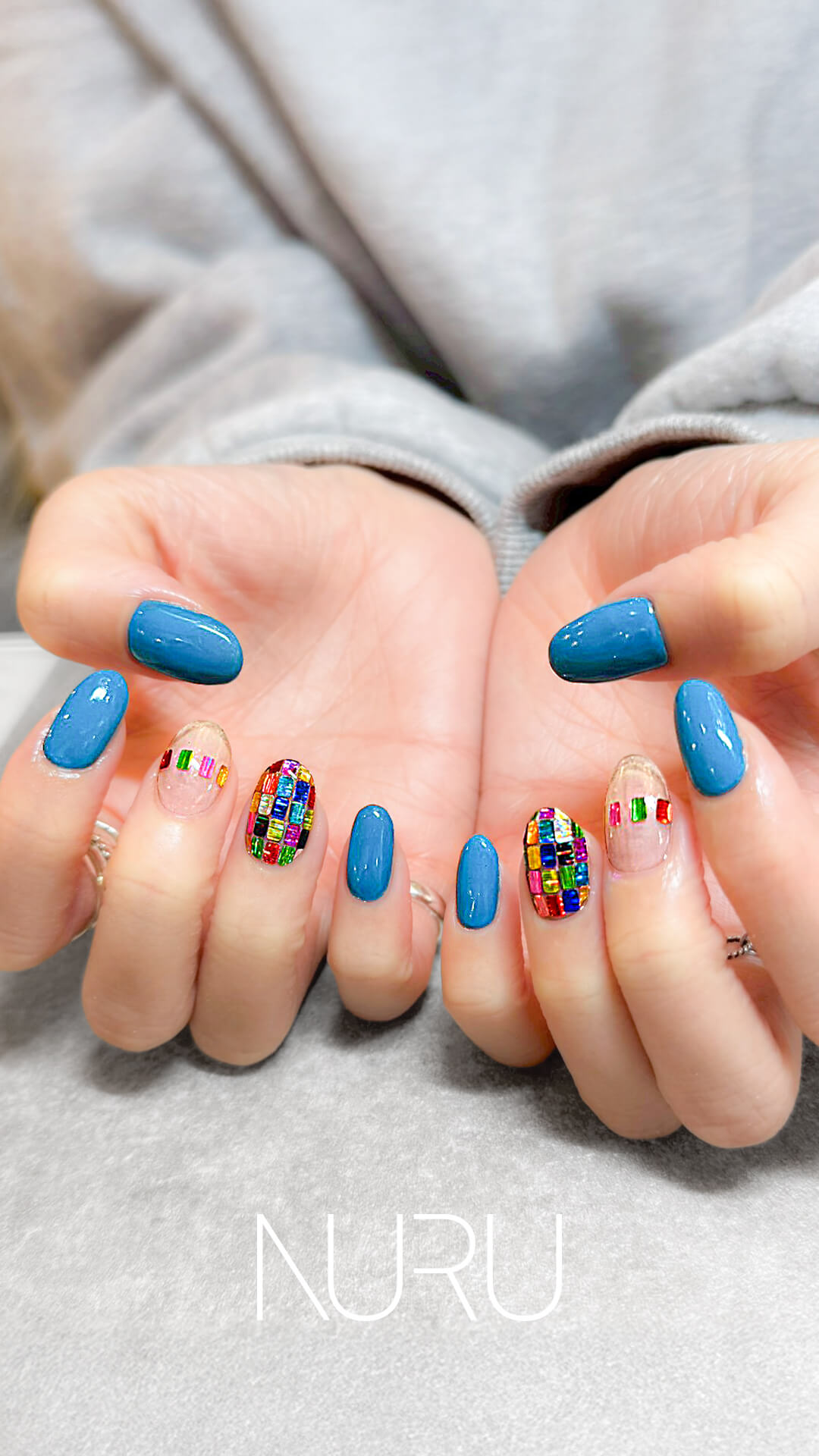 カラフルな長方形ホログラムとワンカラーを組み合わせる、NURUオリジナルの個性派定額デザイン