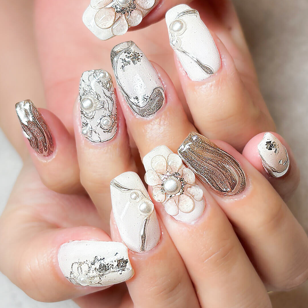 上品さと華やかさが融合するネイルデザイン