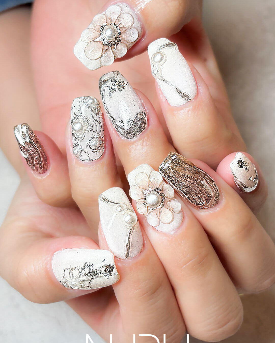 上品さと華やかさが融合するネイルデザイン