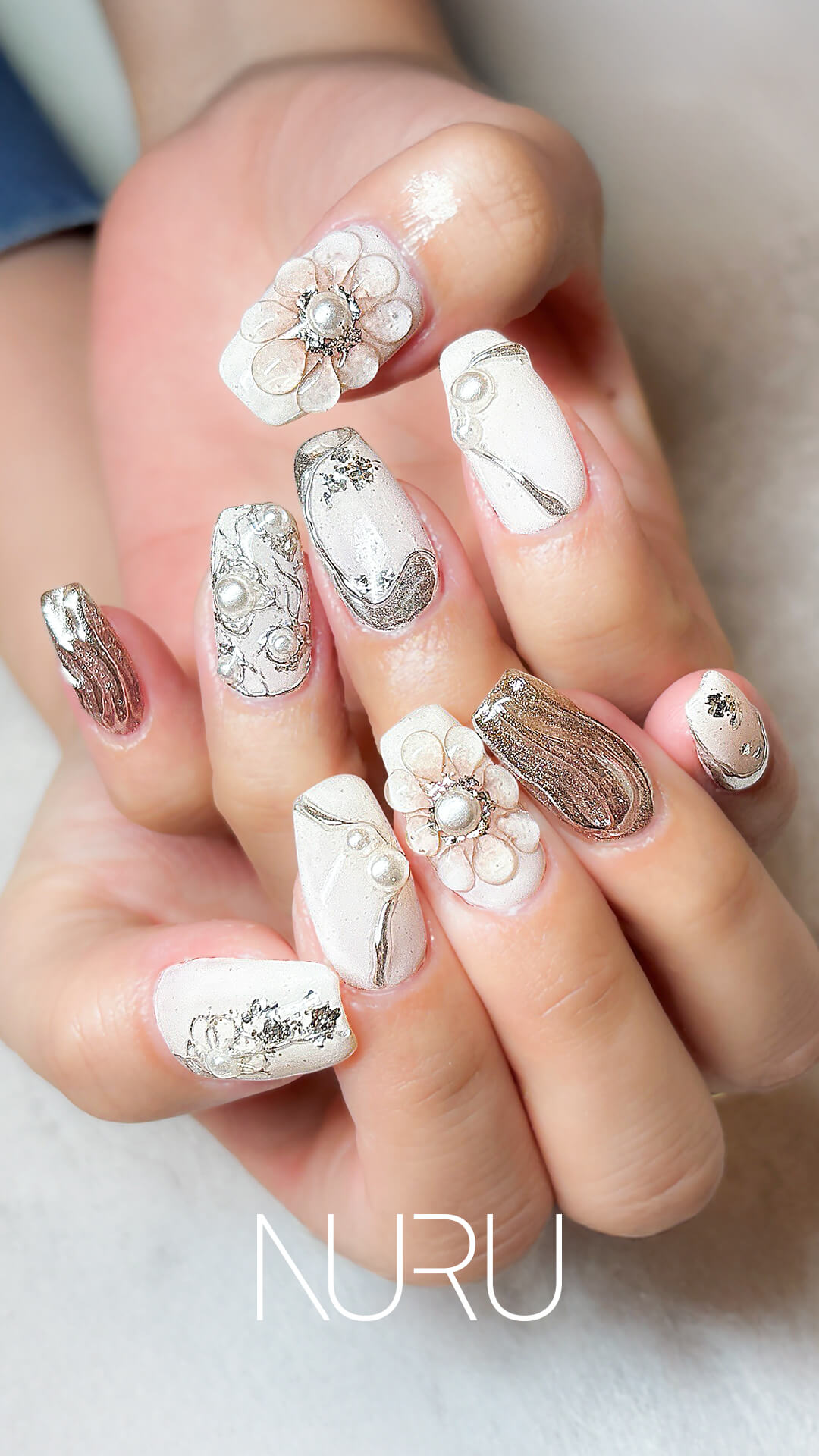 上品さと華やかさが融合するネイルデザイン