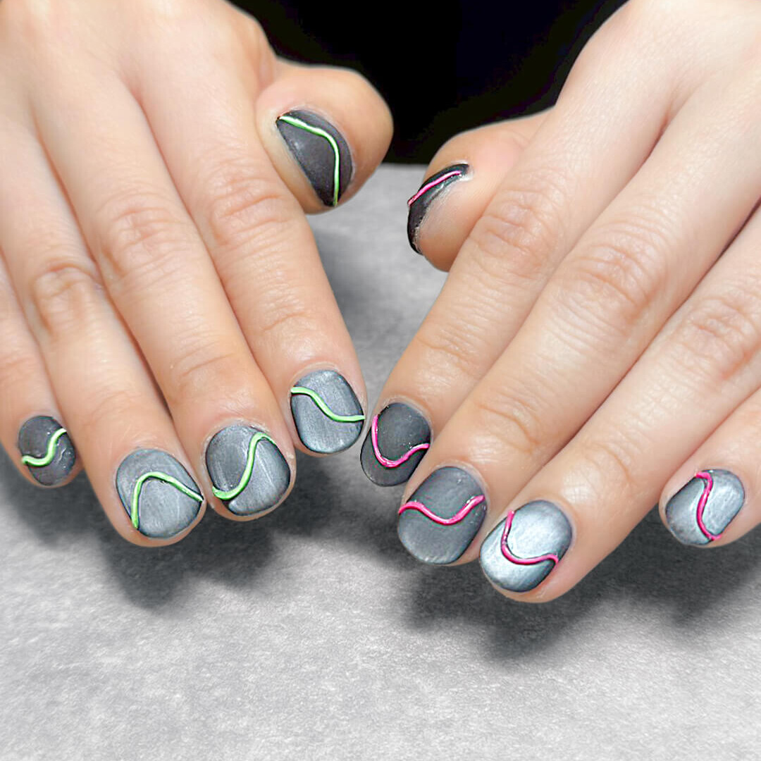 マットなグレーに、ビビットなピンク&times;グリーンが映える、個性派デザイン