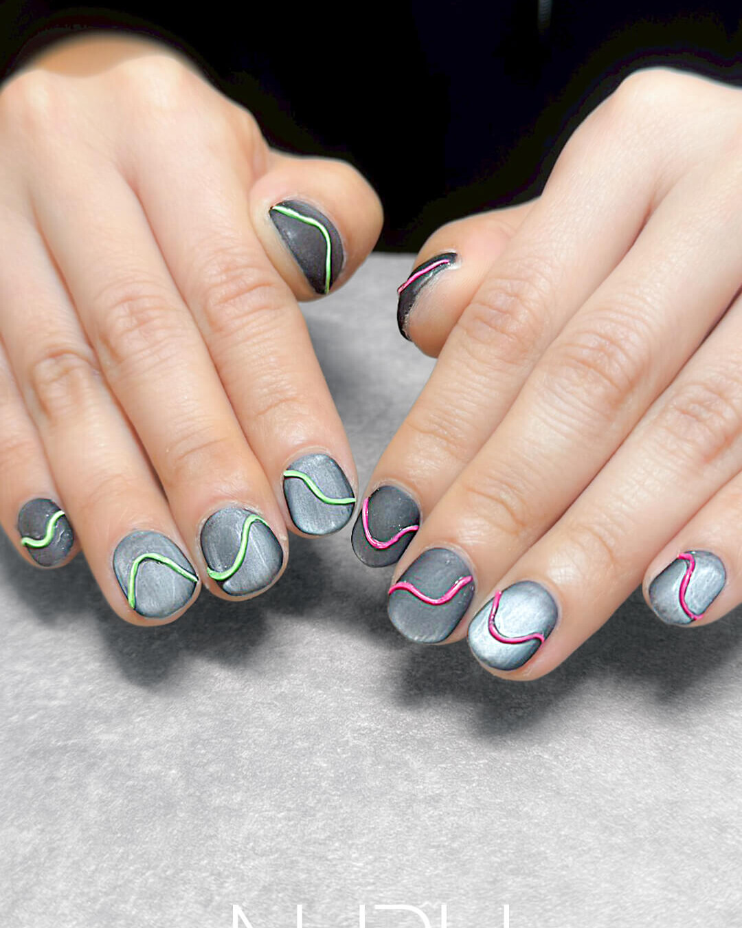 マットなグレーに、ビビットなピンク×グリーンが映える、個性派デザイン