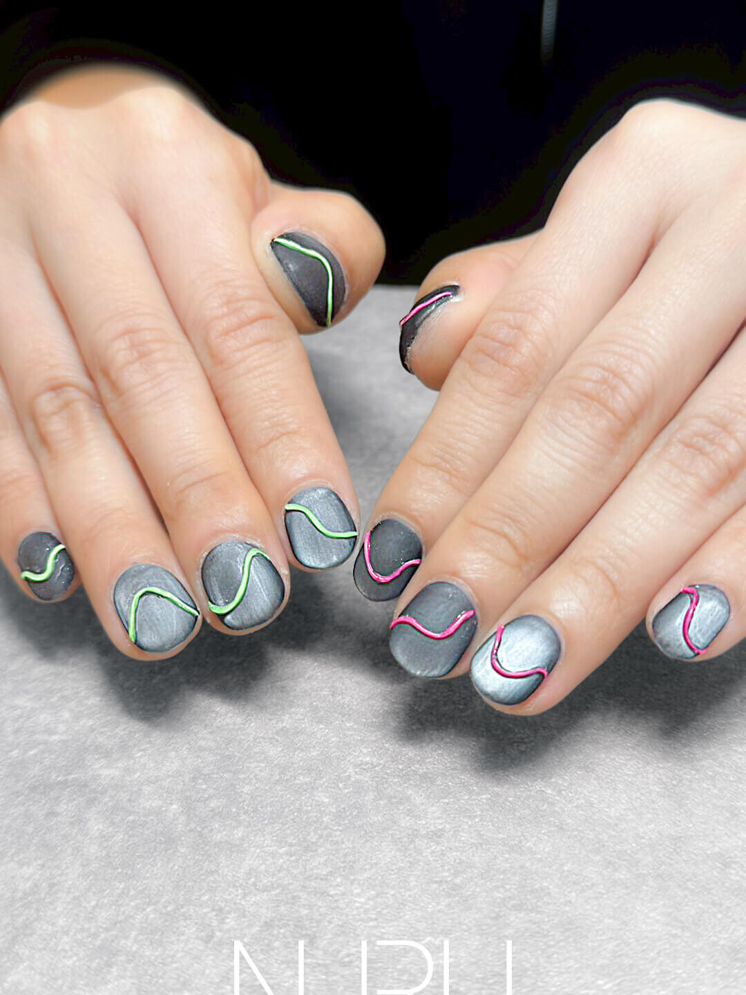 マットなグレーに、ビビットなピンク×グリーンが映える、個性派デザイン