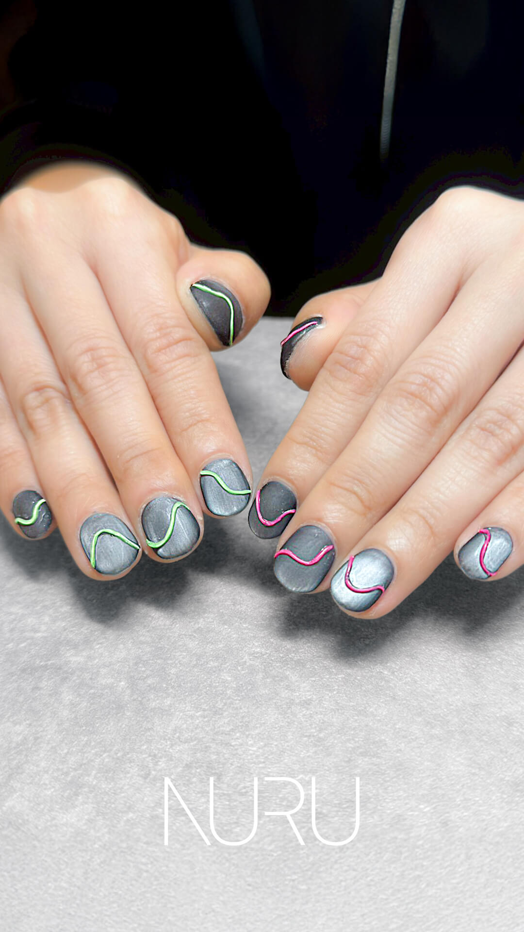 マットなグレーに、ビビットなピンク×グリーンが映える、個性派デザイン